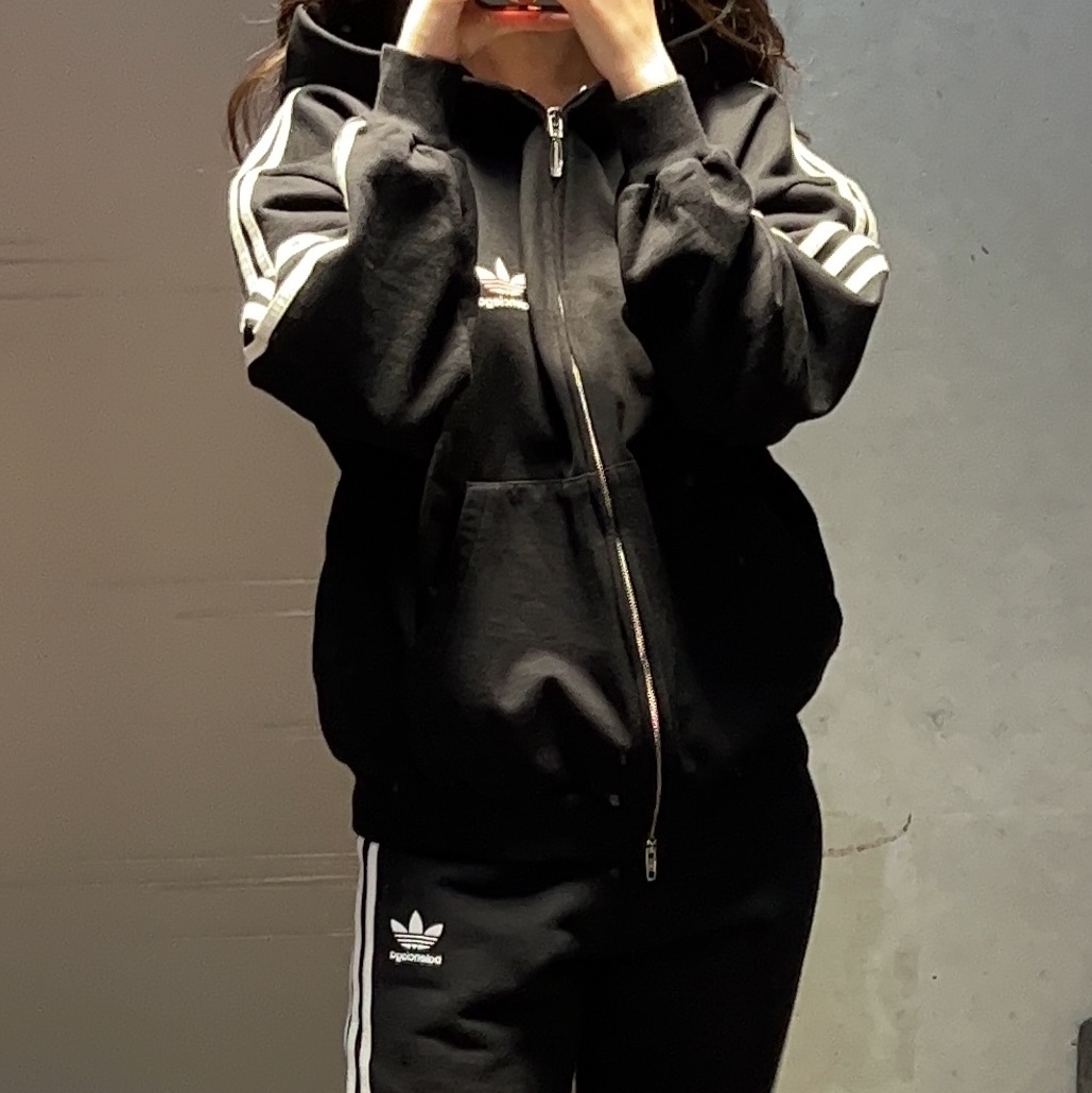 Balenciaga x Adidas Zip-Up Hoodie Small Fit Black 착용 스타일 - 3