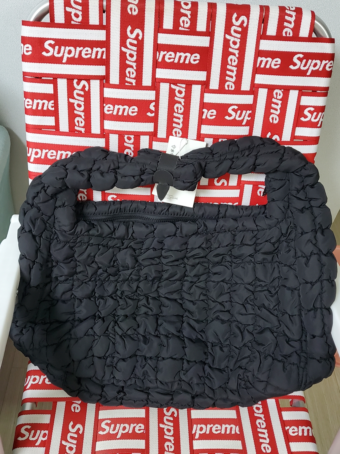 COS Quilted Oversized Shoulder Bag Black 착용 스타일