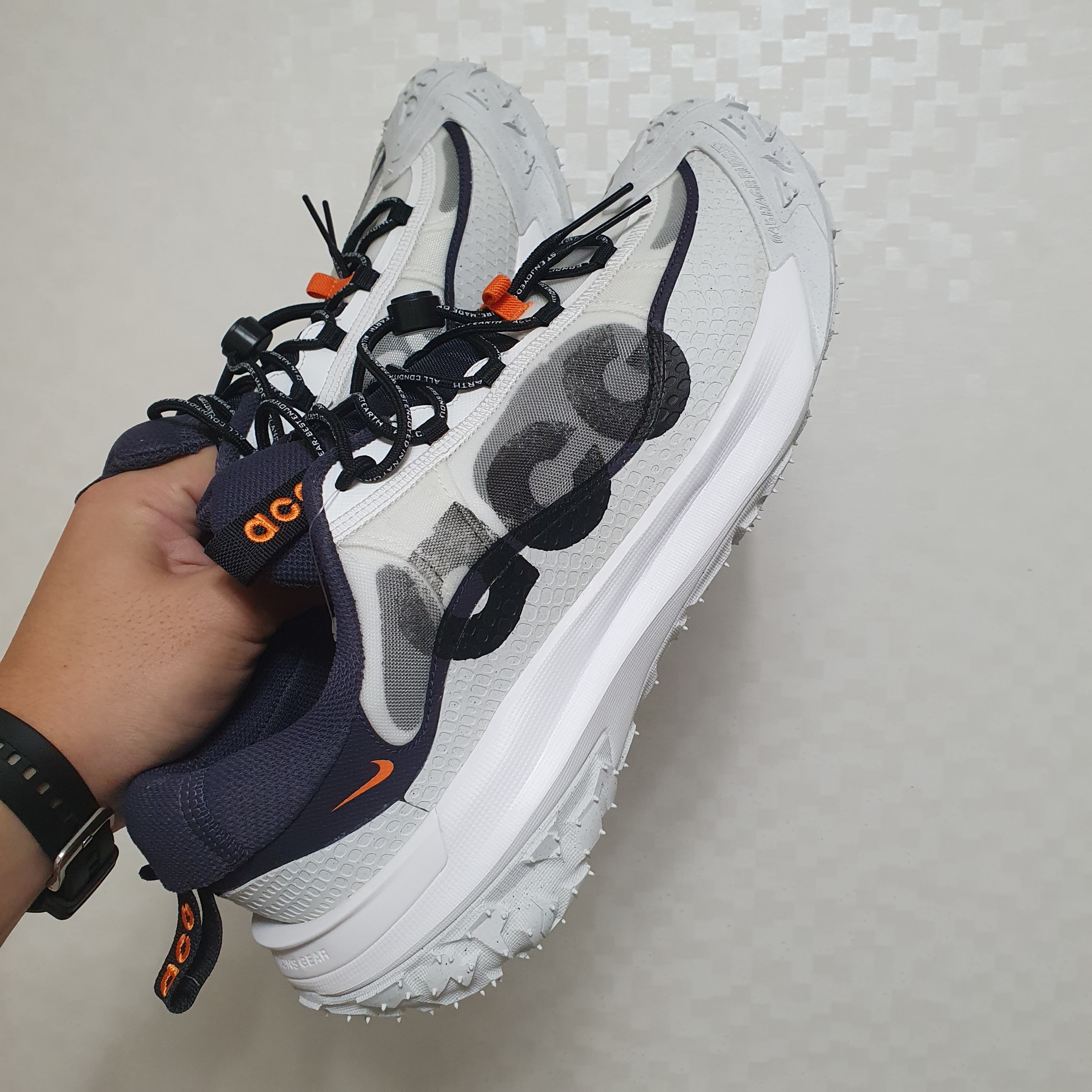 Nike ACG Mountain Fly 2 Low Summit White and Bright Mandarin 착용 스타일 - 1