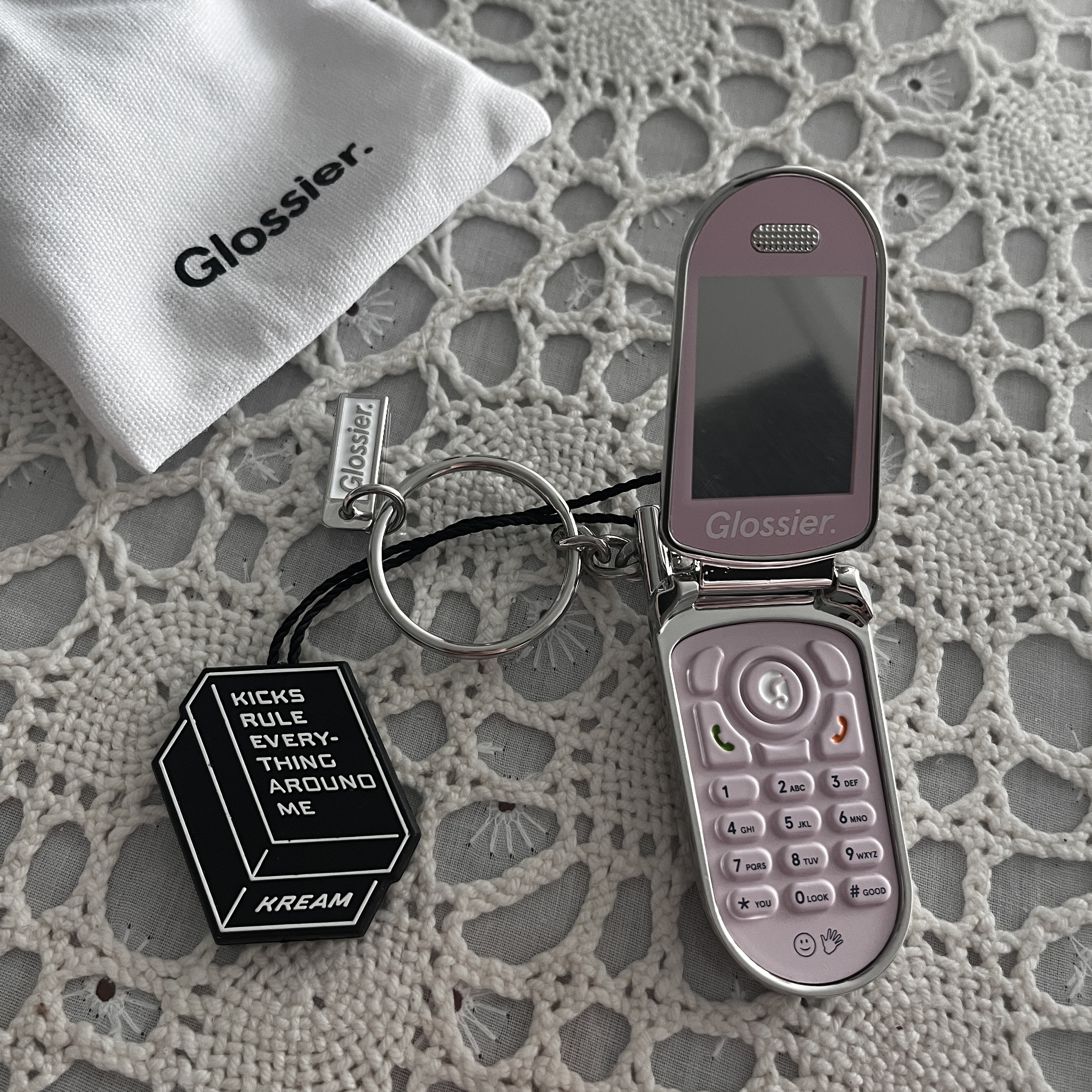 Glossier Cell Phone Keychain - LA Exclusive 착용 스타일