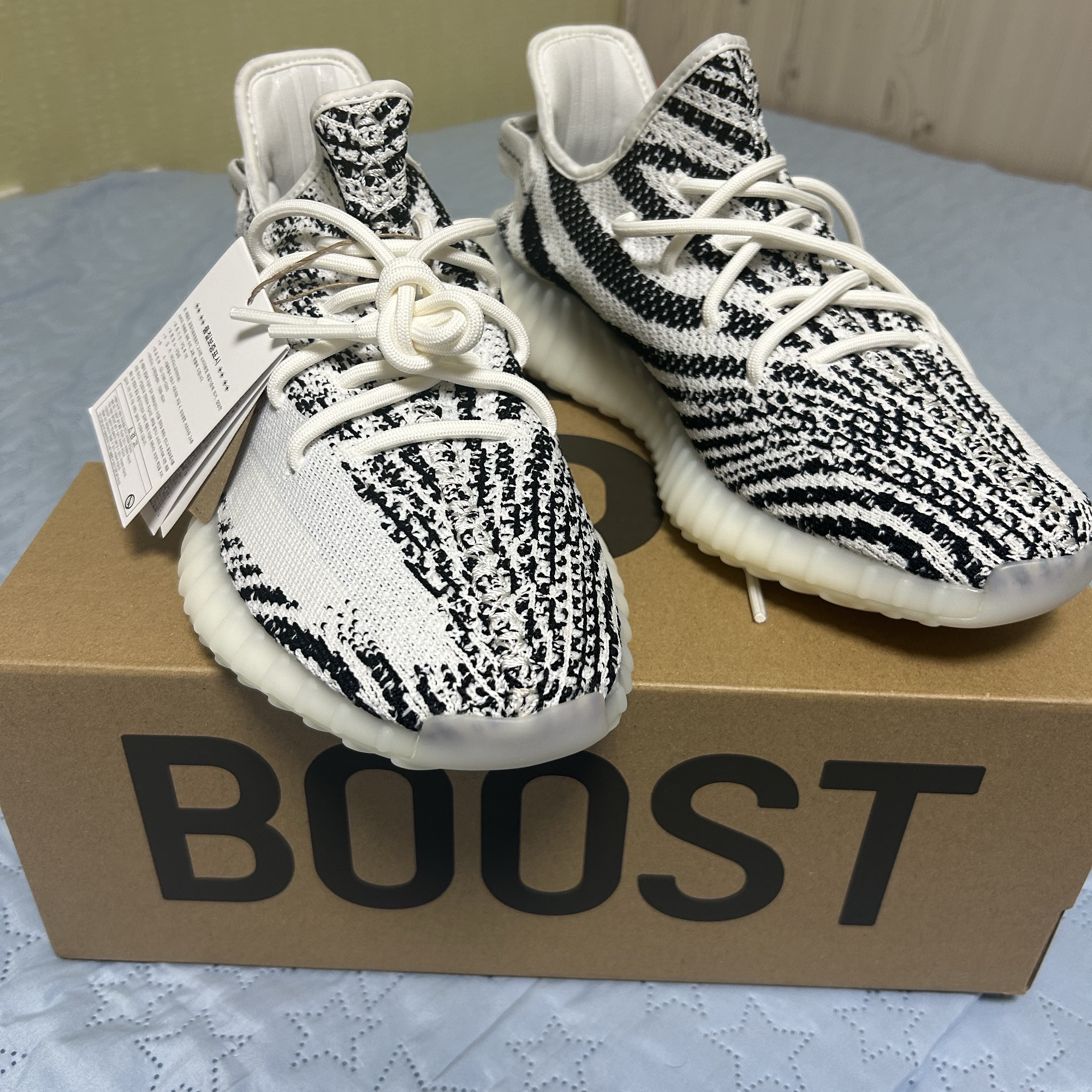 Adidas Yeezy Boost 350 V2 Zebra 2022/2023 착용 스타일
