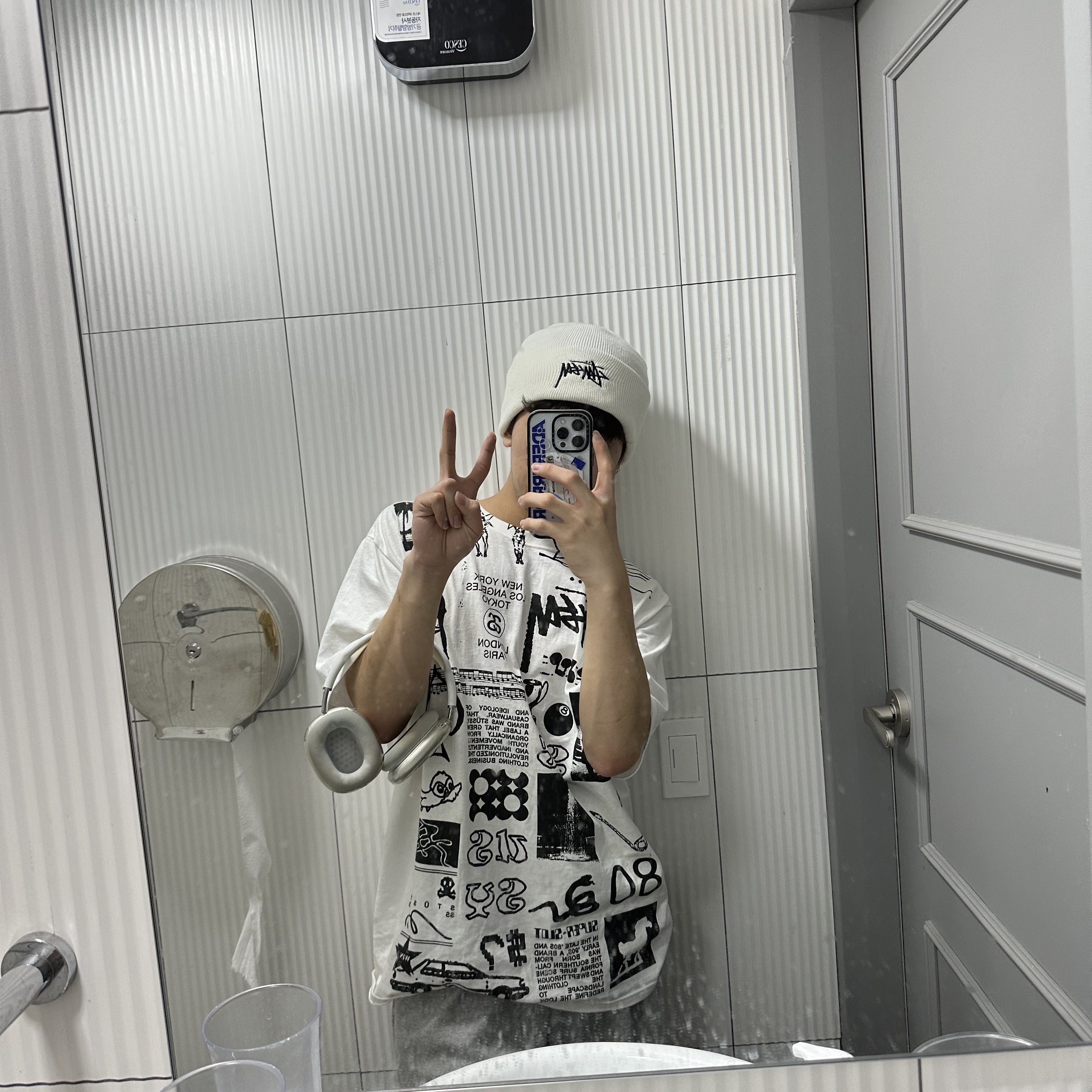Stussy Sara T-Shirt White, Nike x Stussy Cuff Beanie White 착용 스타일