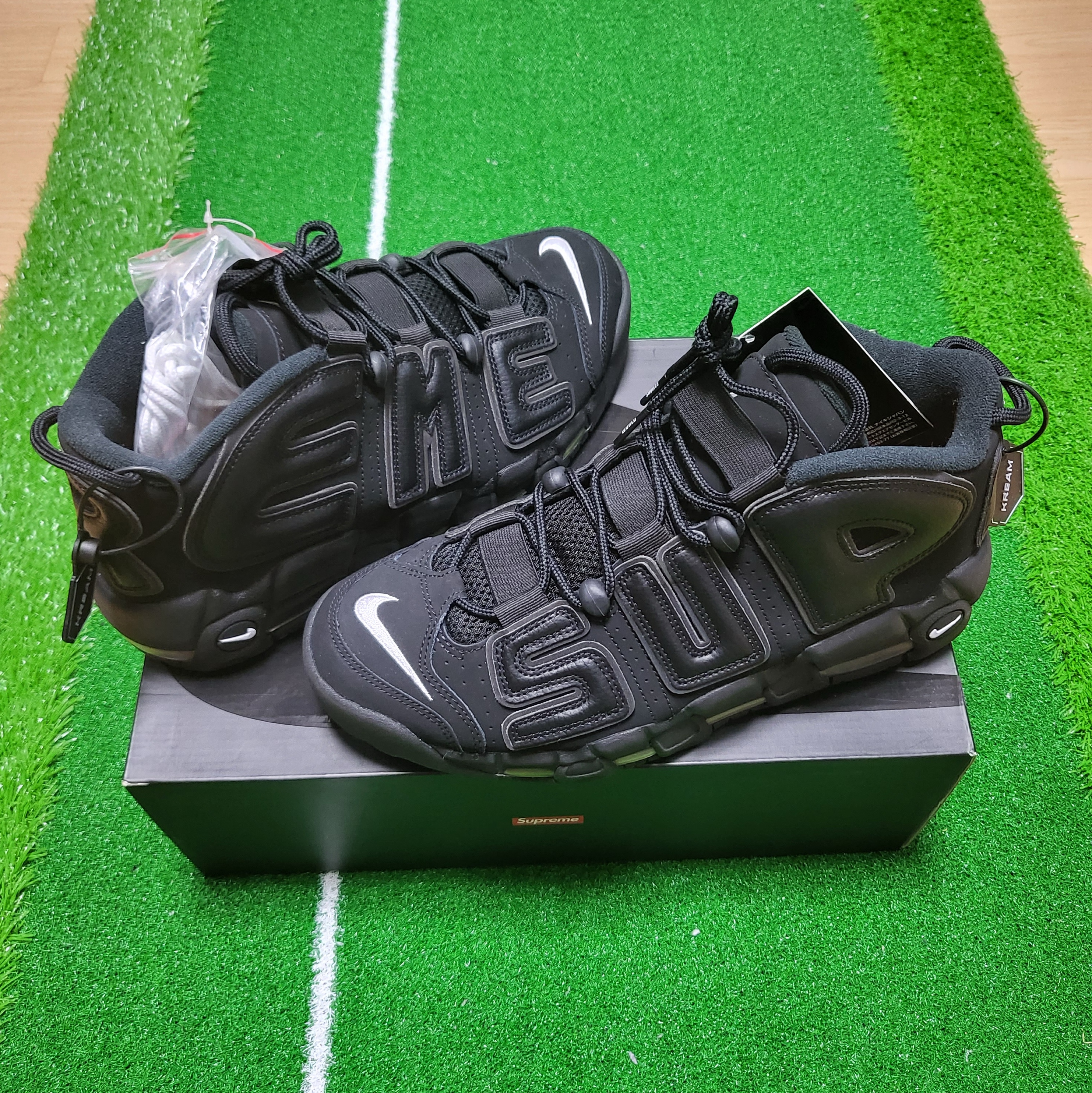 Nike x Supreme Air More Uptempo Suptempo Black 착용 스타일 - 1