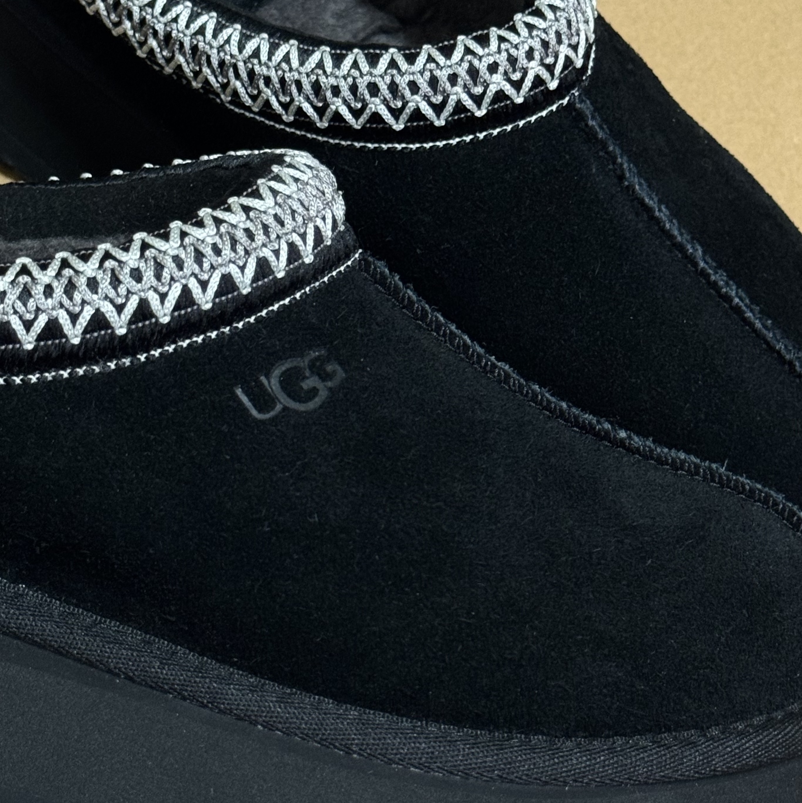 (W) UGG Tazz Slipper Black 착용 스타일