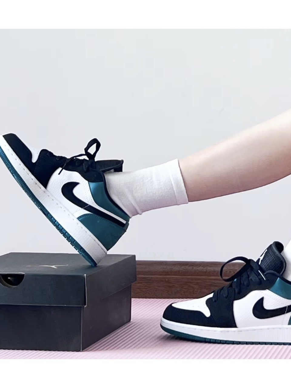 (GS) Jordan 1 Low Black Mystic Green 착용 스타일 - 2