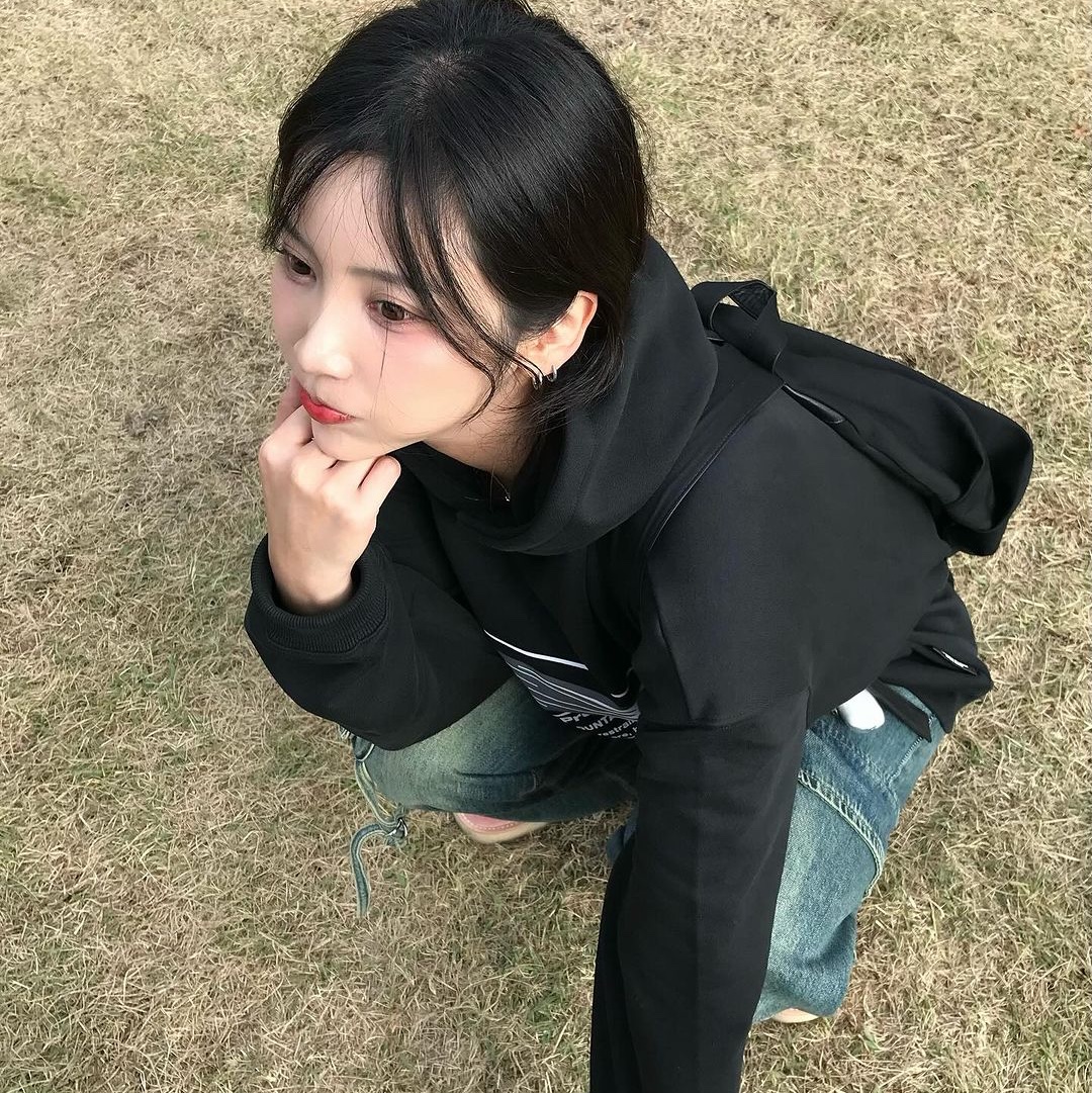 Opening Project Oval Logo Hoodie Black, Opening Project Oval Logo Hoodie Charcoal 착용 스타일 - 1