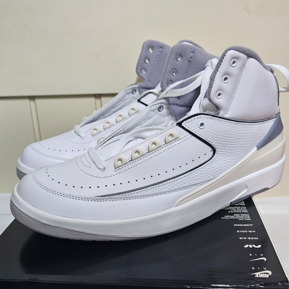 Jordan 2 Retro White and Cement Grey 착용 스타일