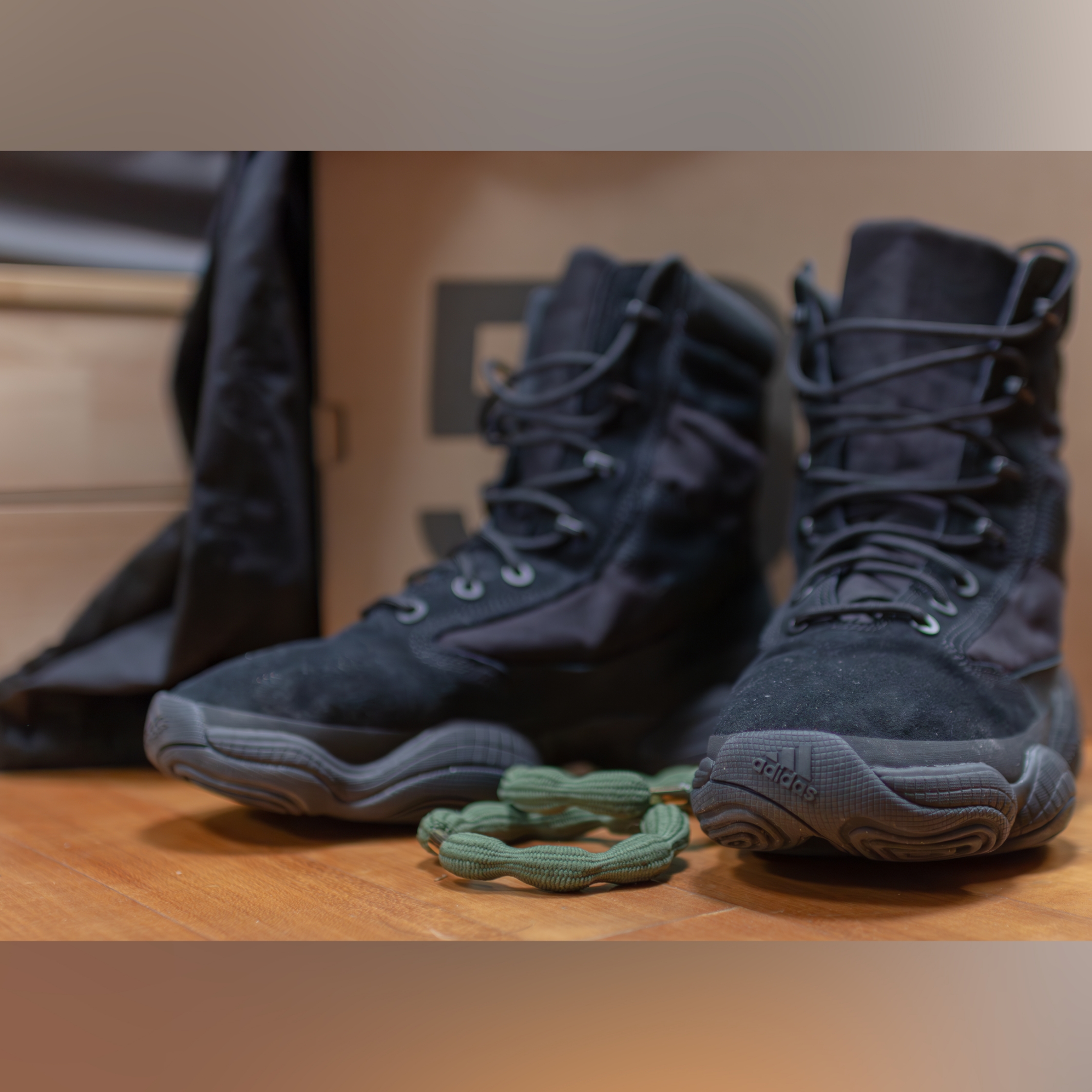 Adidas Yeezy 500 High Tactical Utility Black 착용 스타일 - 2