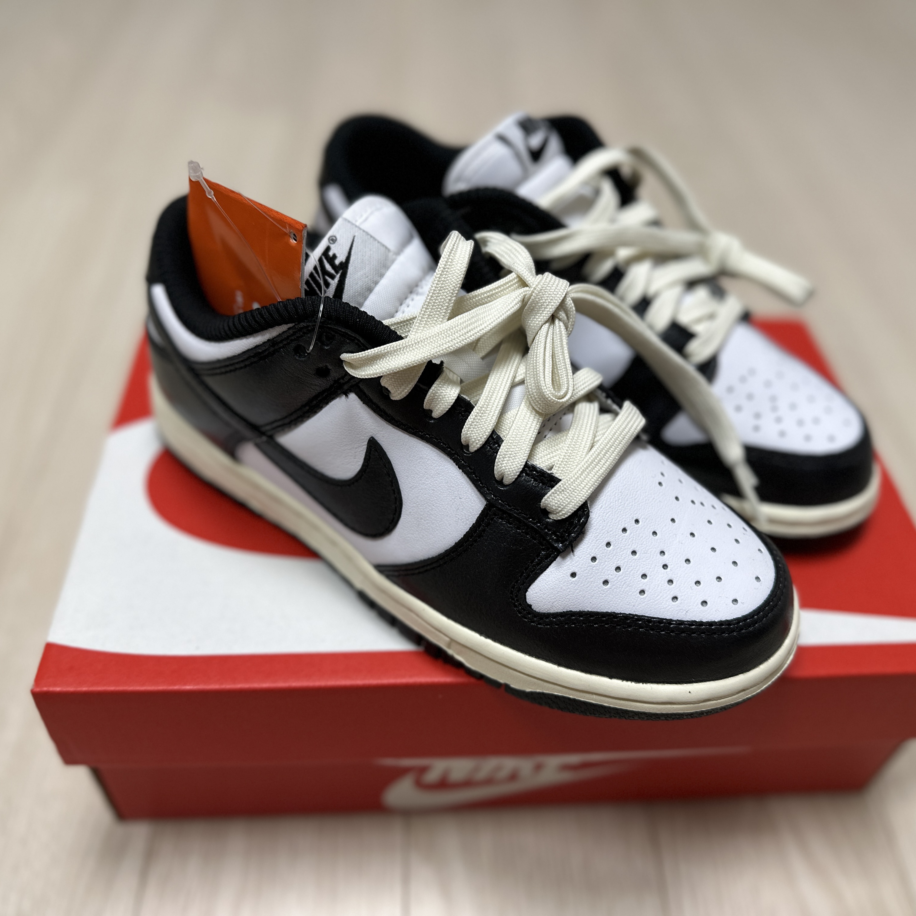 (W) Nike Dunk Low Vintage Black and White 착용 스타일 - 1