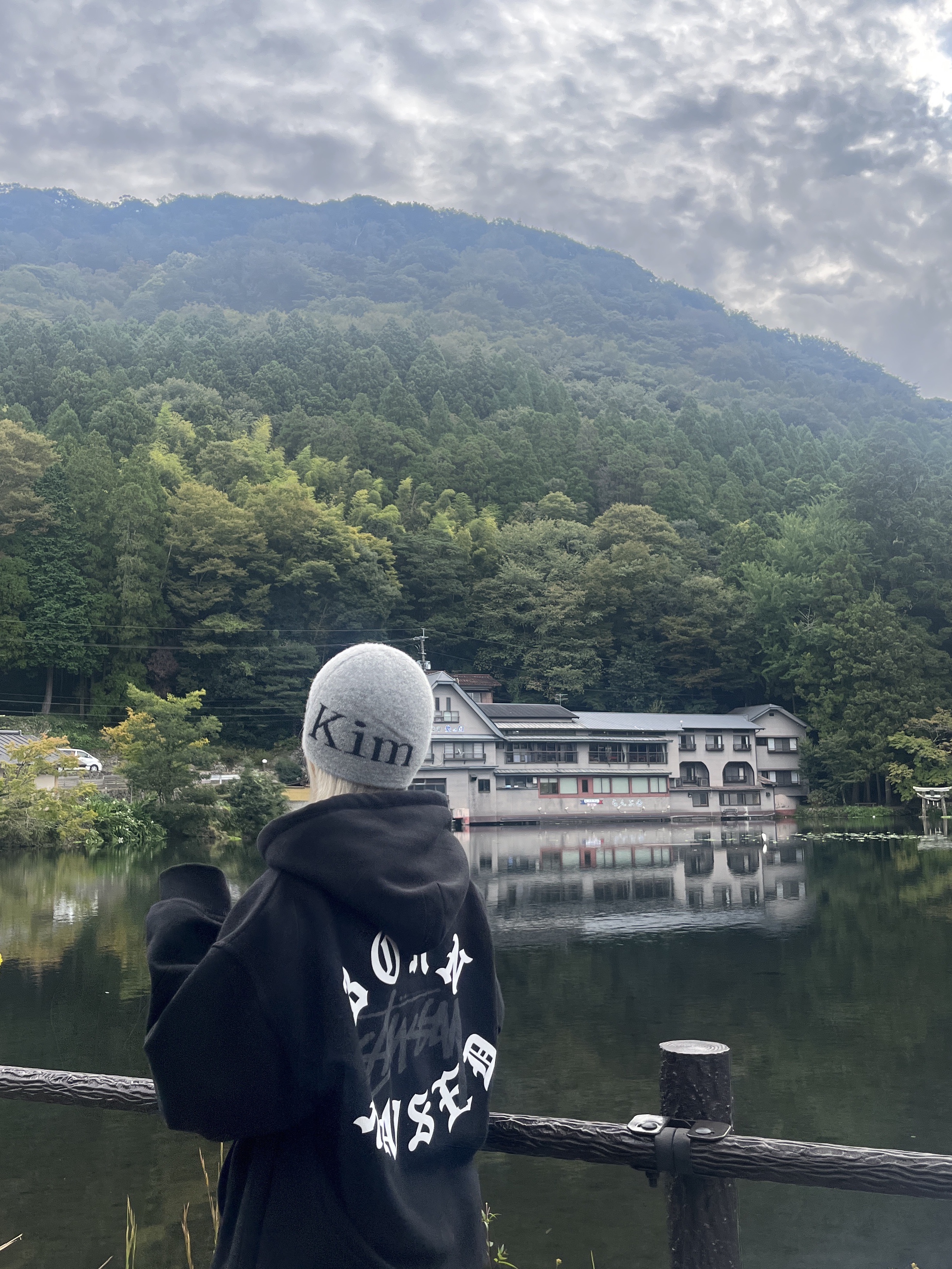Stussy x Born X Raised Logo Zip Hoodie Black, Matin Kim Logo Jacquard Short Beanie Grey 착용 스타일 - 3