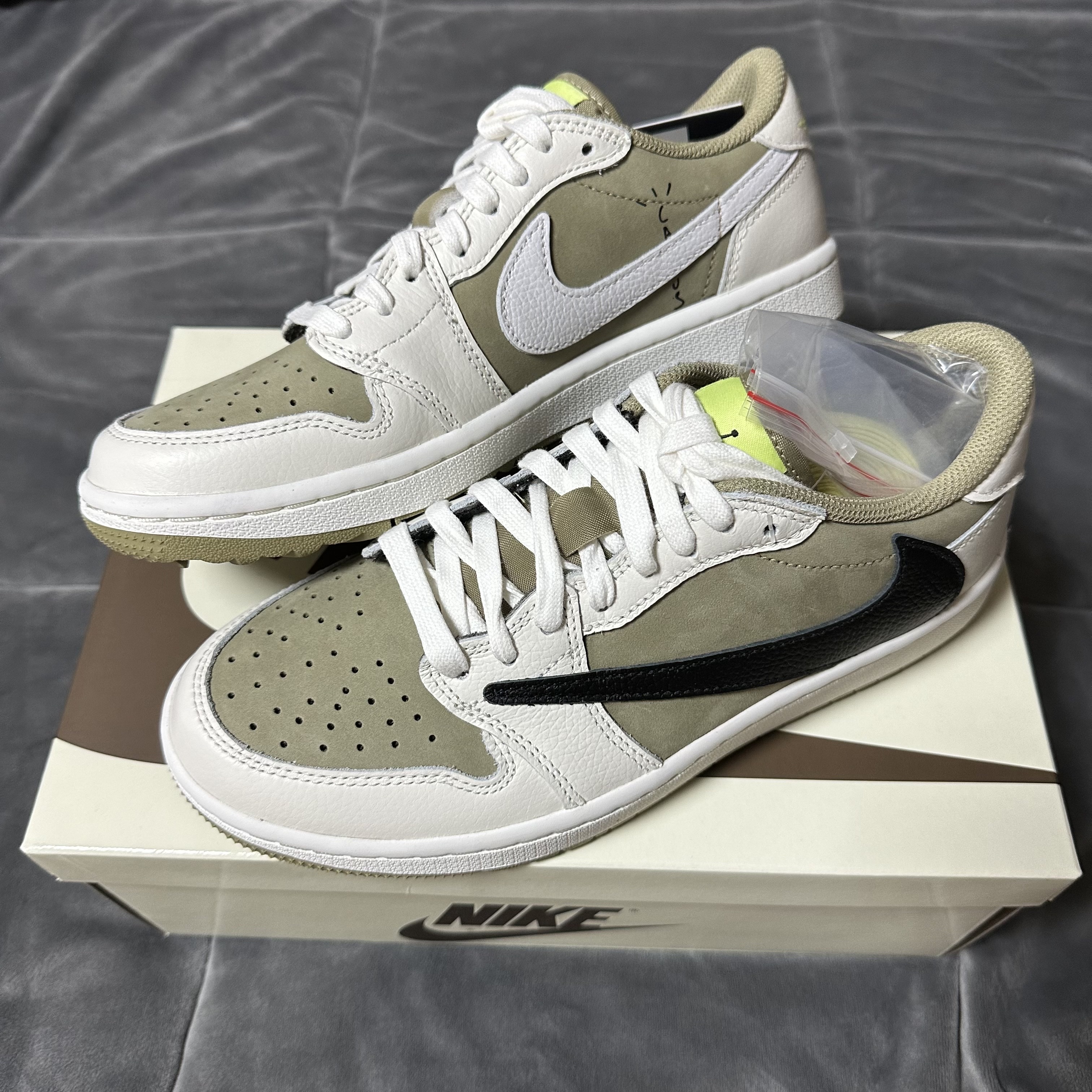 Jordan 1 x Travis Scott Retro Low Golf NRG Neutral Olive 착용 스타일 - 1