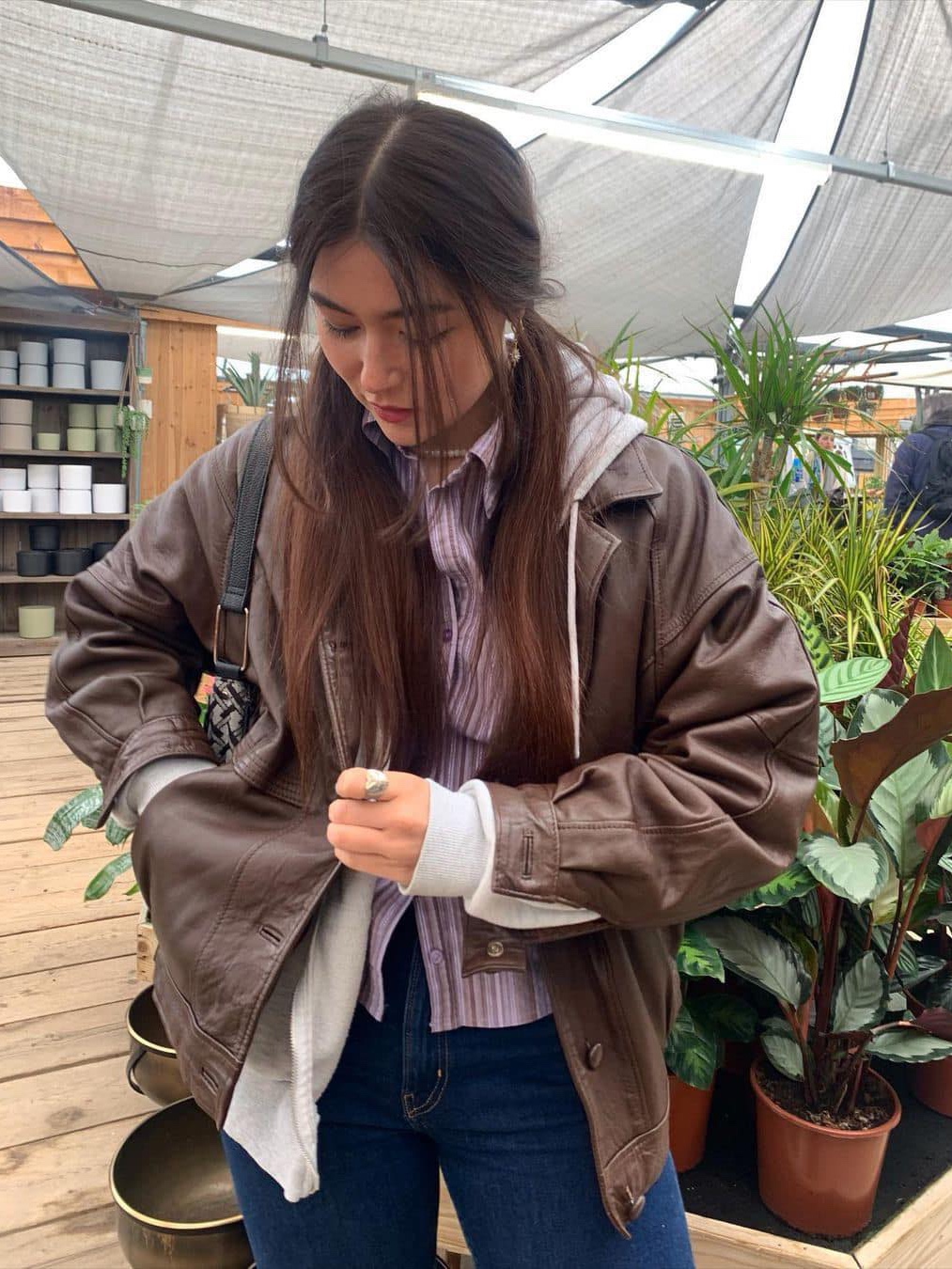 [KREAM 단독] STU Overfit Leather Jacket Brown, Enor Women Leather Fitted Half Coat Brown 착용 스타일 - 2