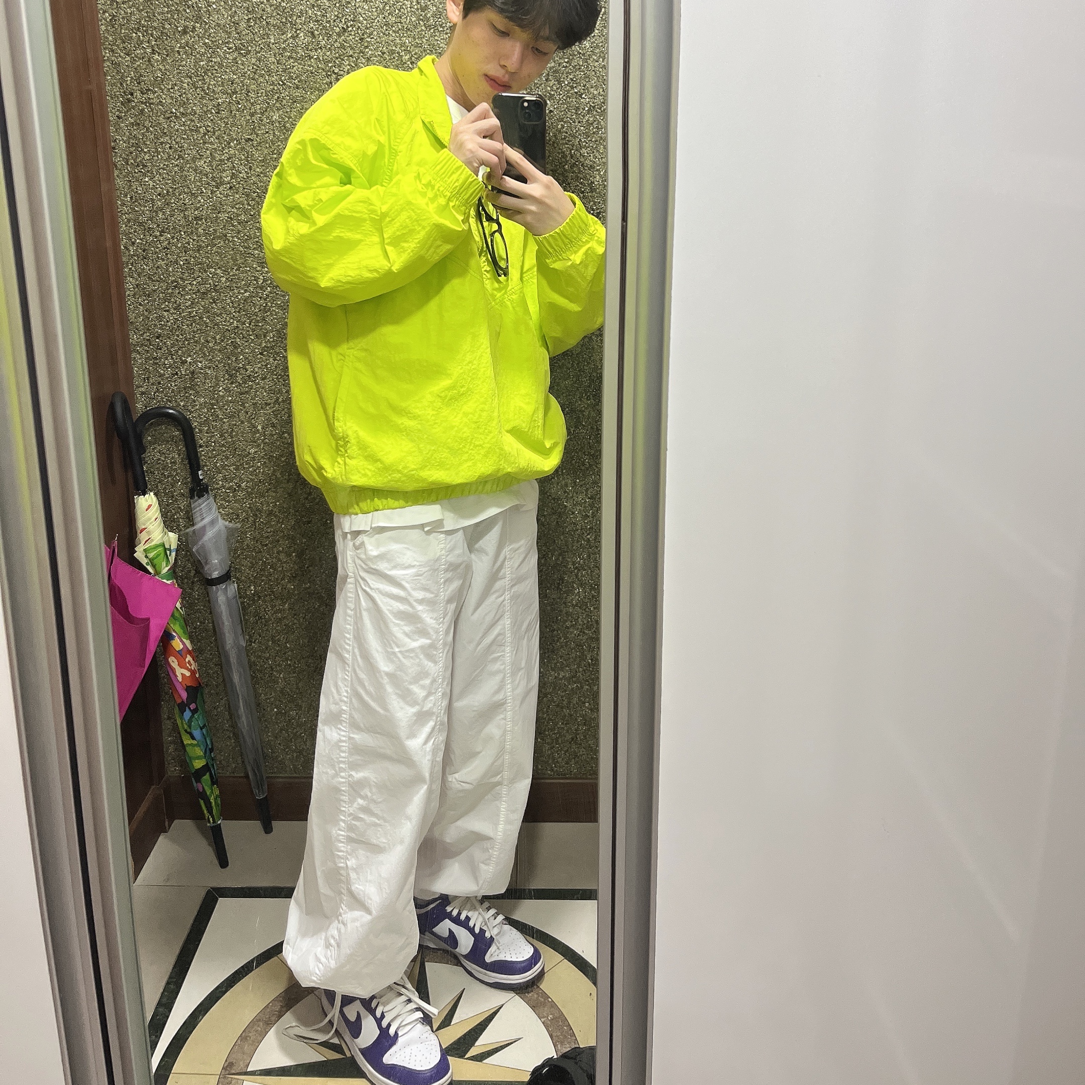Nike x Stussy Windrunner Jacket Bright Cactus, Nike Dunk Low Retro Championship Court Purple 착용 스타일