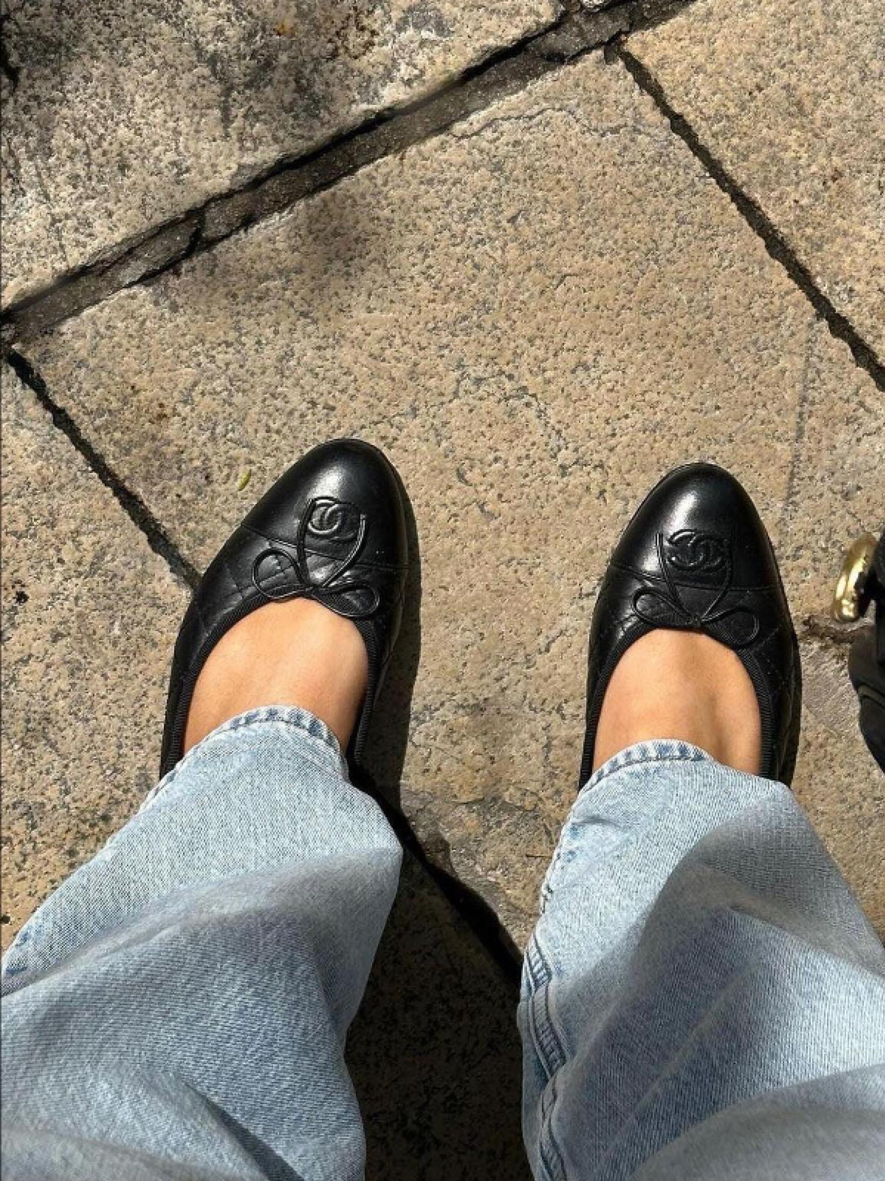 (W) Maison Margiela Tabi Ballet Flat Shoes Black, (W) Repetto Cendrillon Patent Leather Ballerinas Flammy Red 착용 스타일 - 5