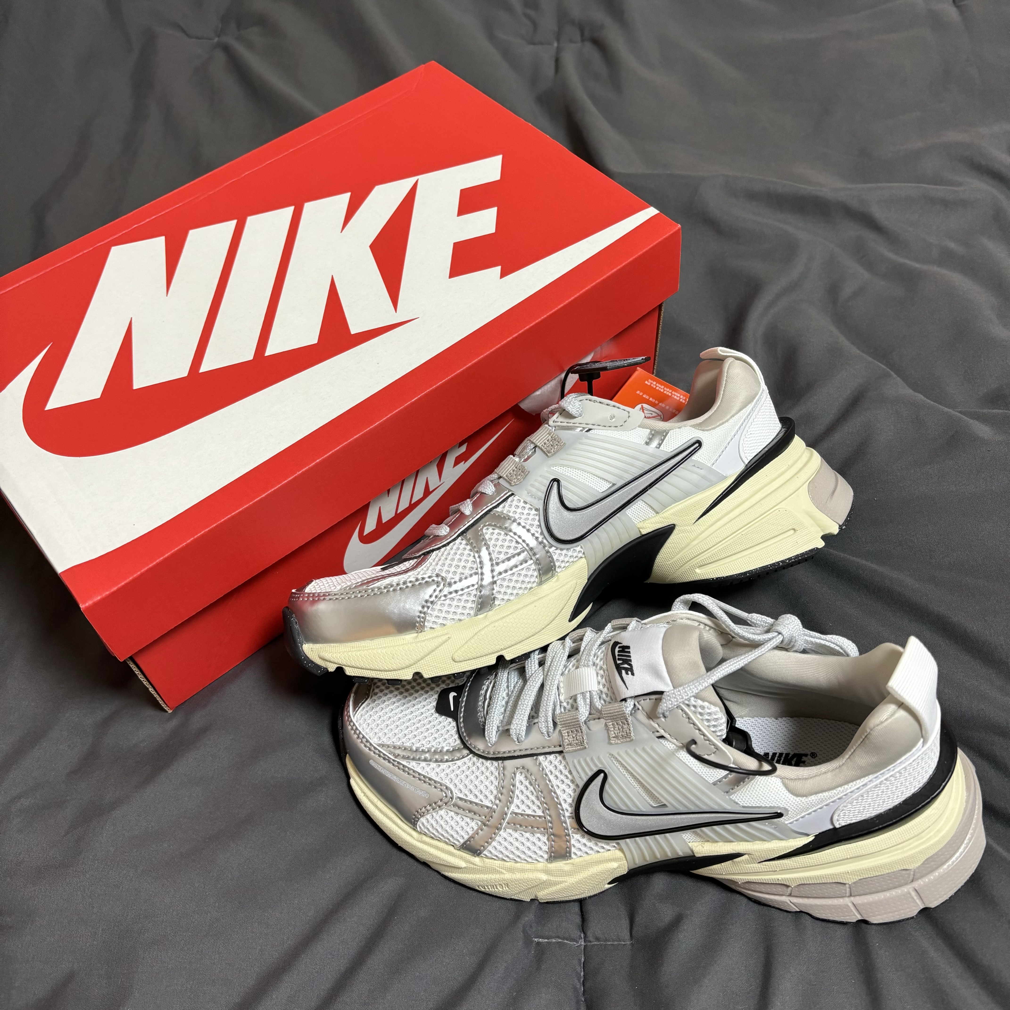Nike V2K Run Summit White Metallic Silver 착용 스타일