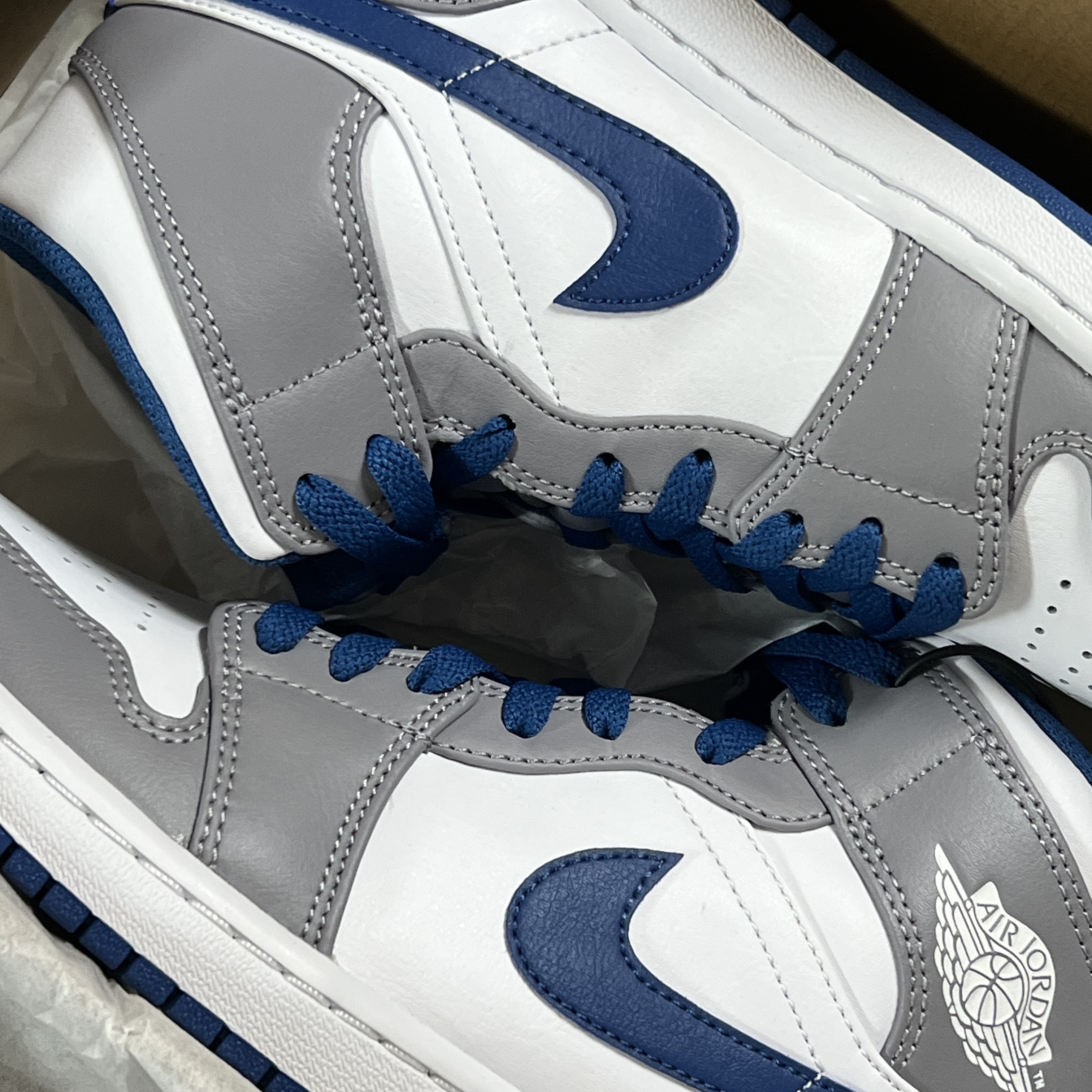 Jordan 1 Mid Cement Grey True Blue 착용 스타일 - 2