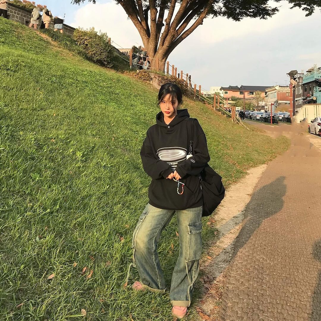 Opening Project Oval Logo Hoodie Black, Opening Project Oval Logo Hoodie Charcoal 착용 스타일 - 2