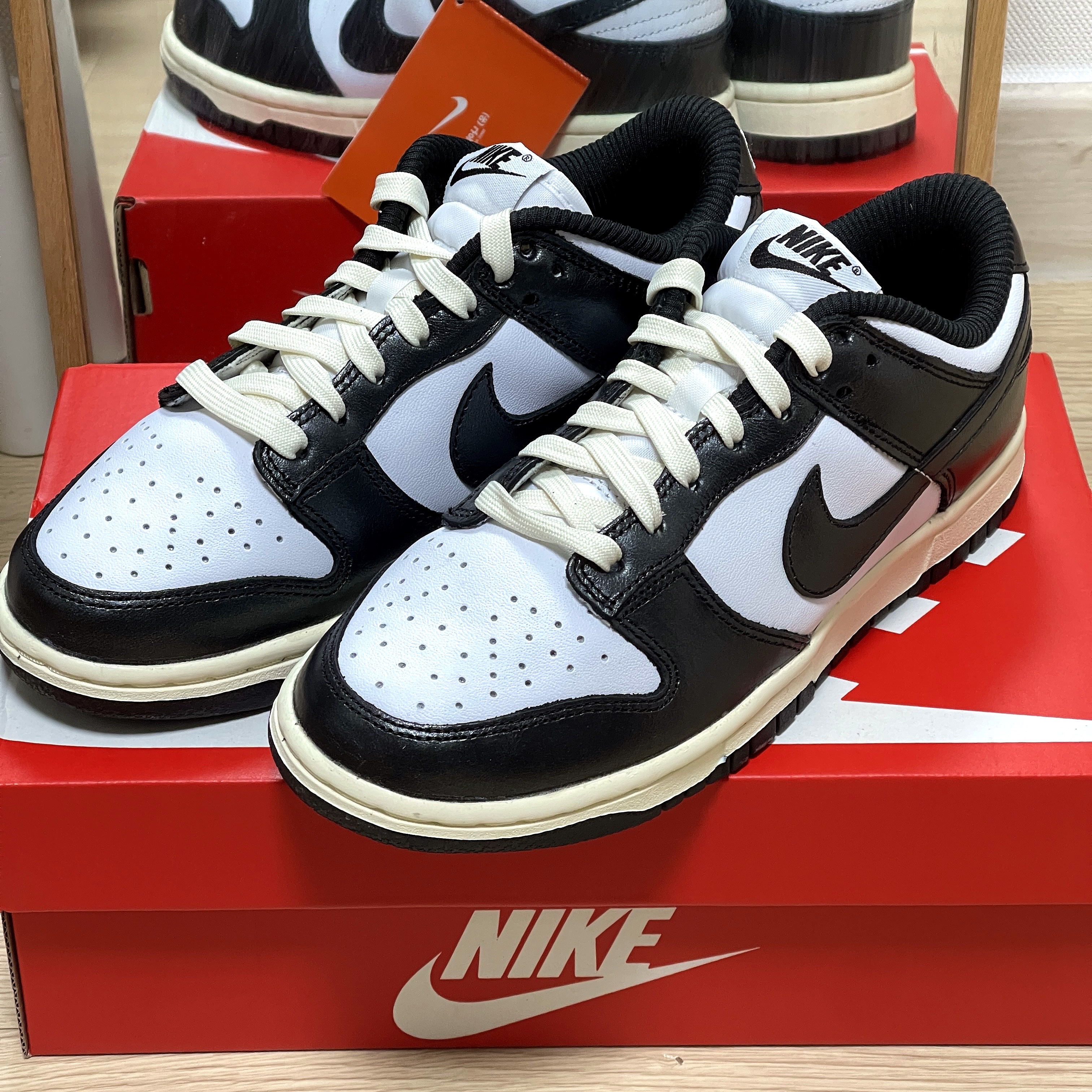 (W) Nike Dunk Low Vintage Black and White 착용 스타일 - 2