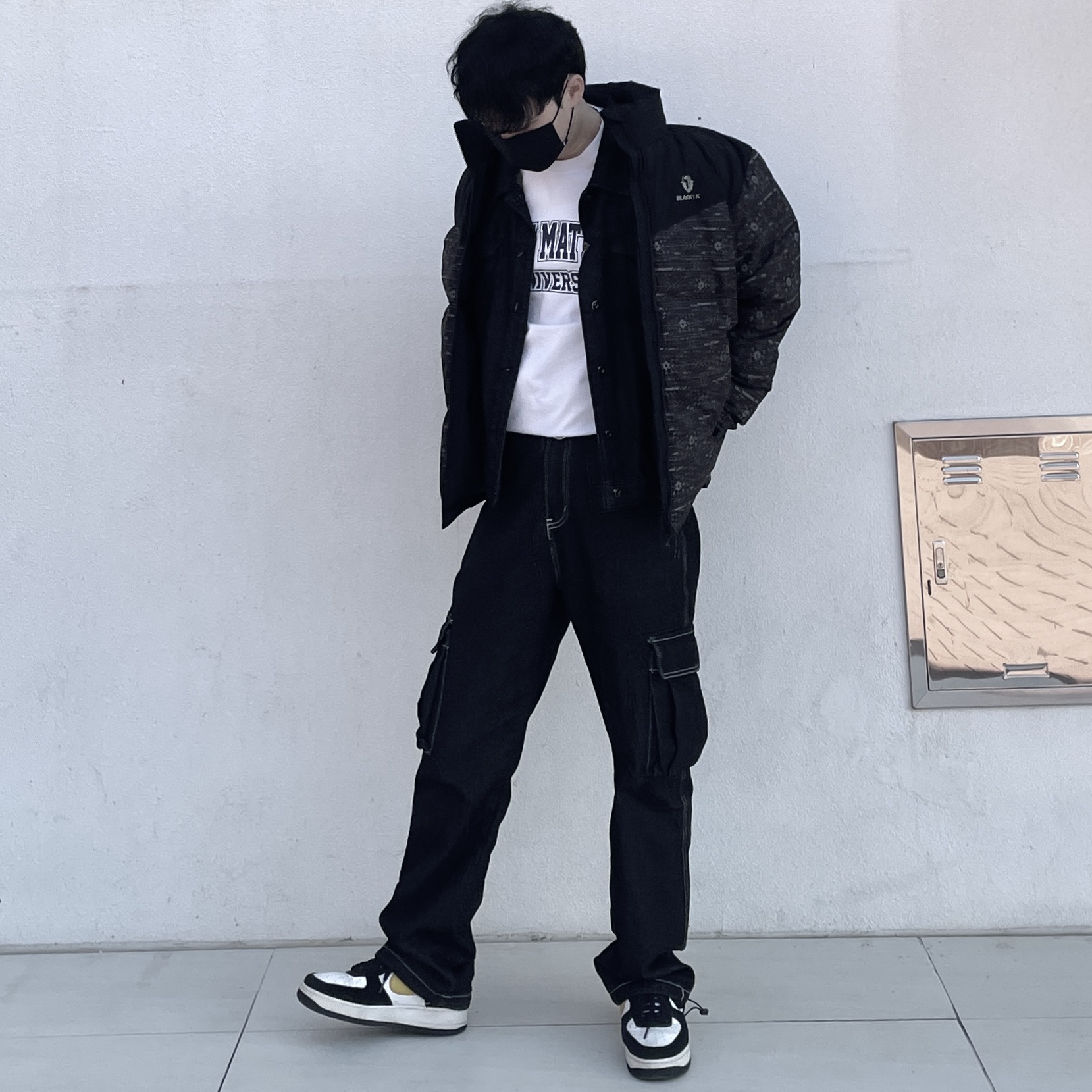 Nike Air Force 1 '07 LV8 Athletic Club Black Dark Sulfur 착용 스타일 - 1