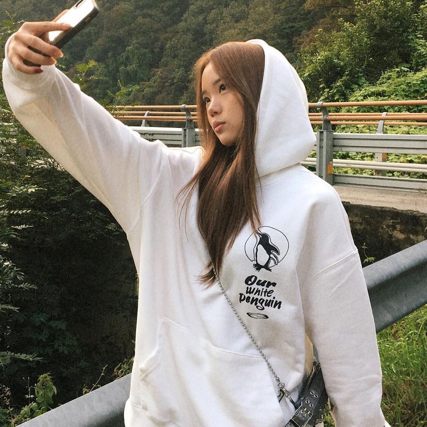 Opening Project Our White Penguin Hoodie Off White, Opening Project Our White Penguin Hoodie Black 착용 스타일 - 2