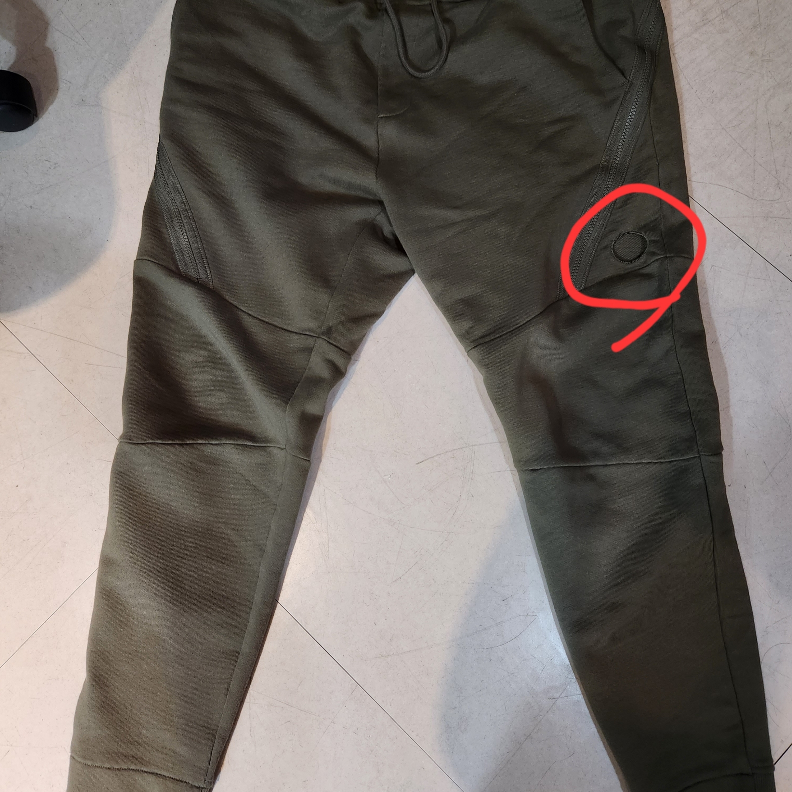 C.P. Company Diagonal Raised Fleece Utility Sweatpants Stone Grey - 21FW 착용 스타일 - 1