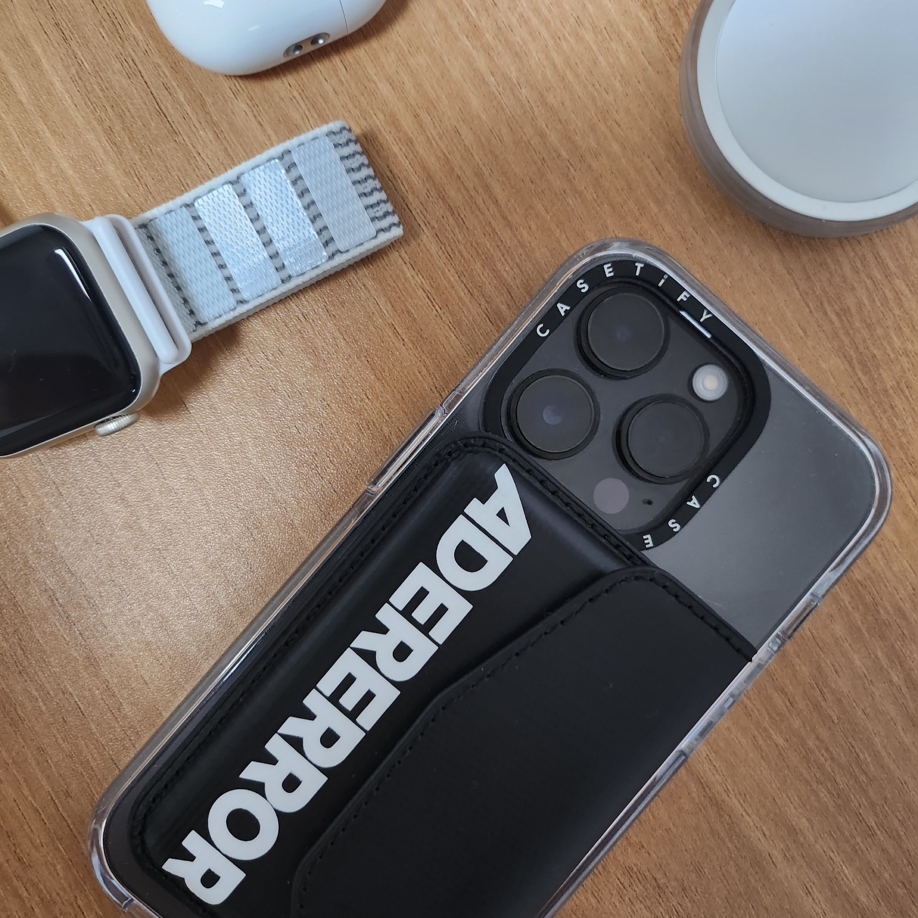 Ader Error Standic Magsafe Wallet Noir, Apple Watch SE 40mm GPS Silver Aluminum Case with Sport Band White (Korean Ver.) 착용 스타일