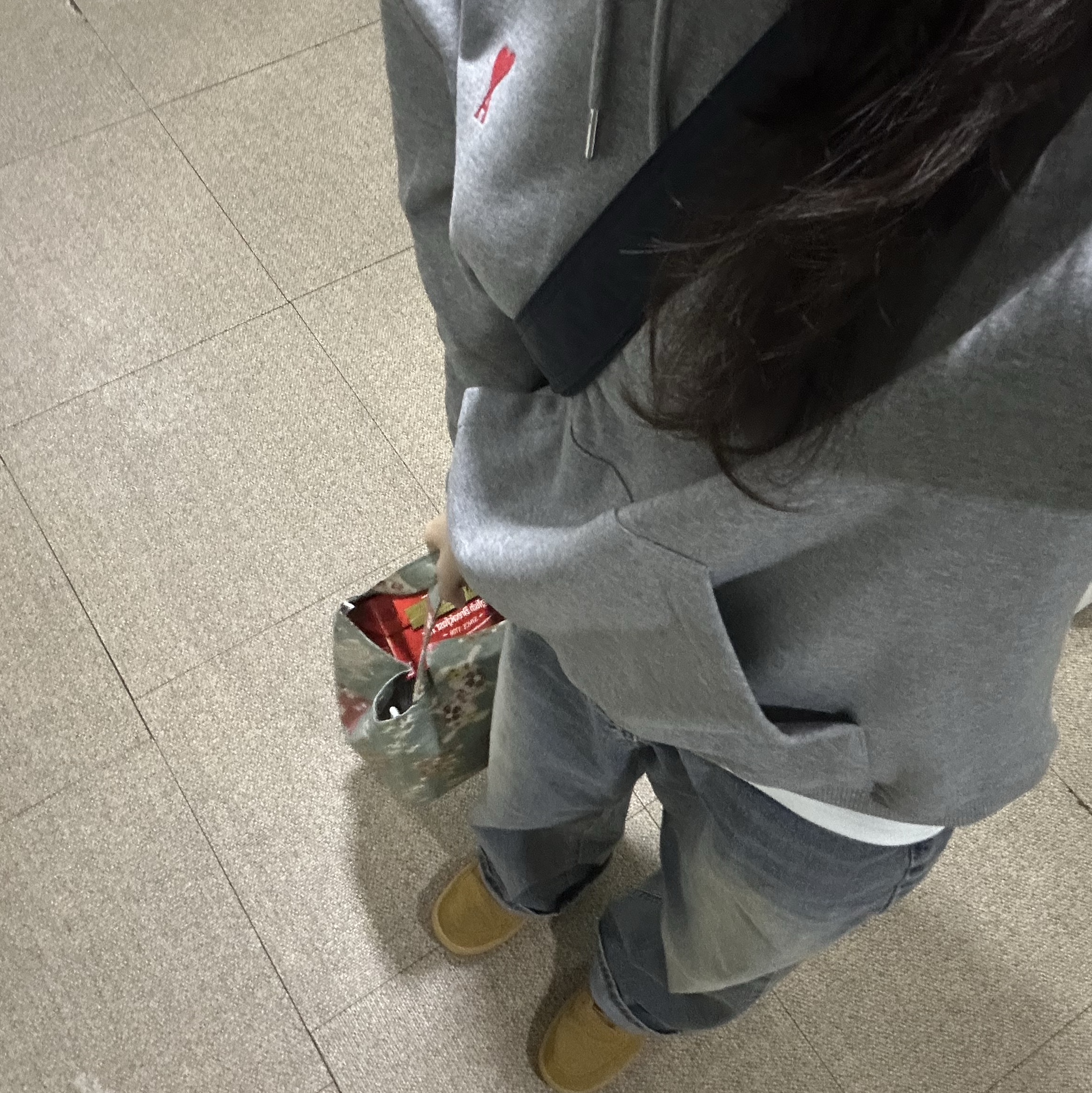 AMI de Coeur Hood Sweatshirt Heather Grey, Porter Tanker Shoulder Bag S Iron Blue 착용 스타일