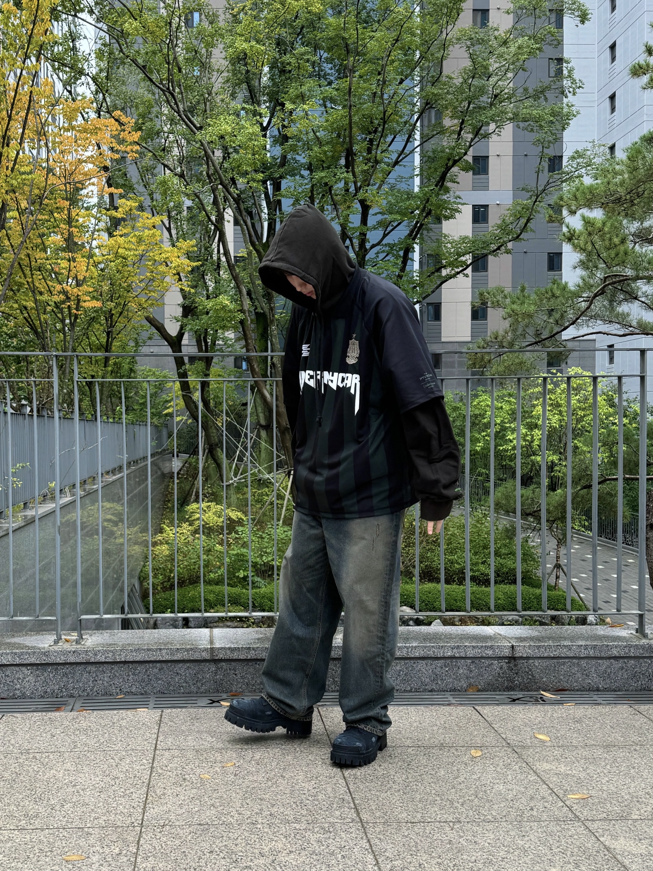 Undermycar Stendhal Syndrome Oversized Hoodie Green Ash - 23FW (The Hyundai Seoul Exclusive), Undermycar Wolfen Bold Stripe Football Jersey Sycamore - 23FW (The Hyundai Seoul Exclusive) 착용 스타일 - 3