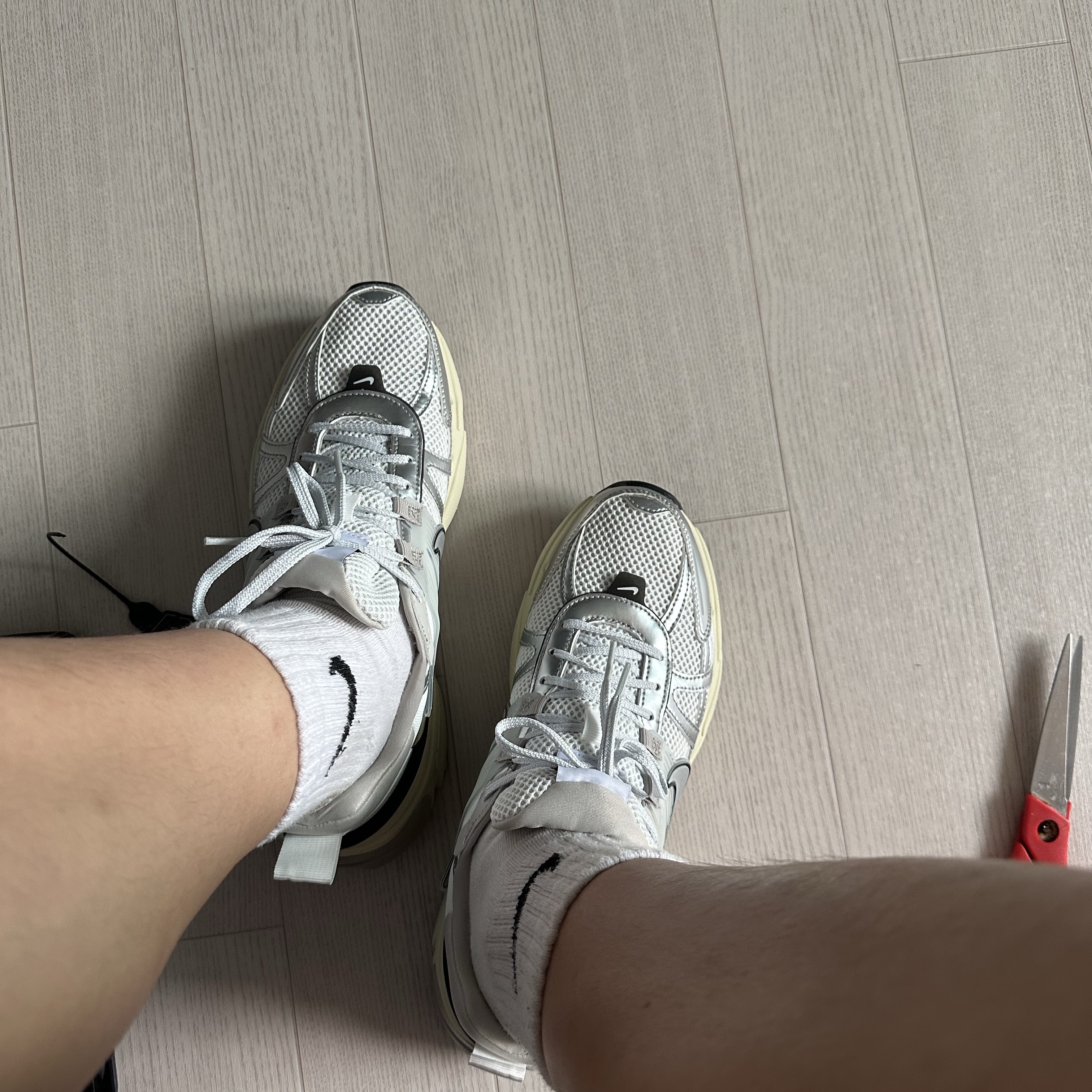 Nike V2K Run Summit White Metallic Silver 착용 스타일 - 2