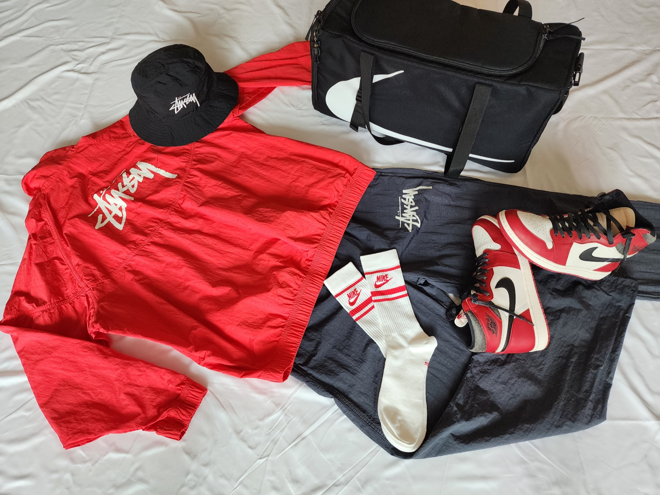 Nike x Stussy Windrunner Jacket Habanero Red, Nike x Stussy Bucket Hat Black 착용 스타일 - 1