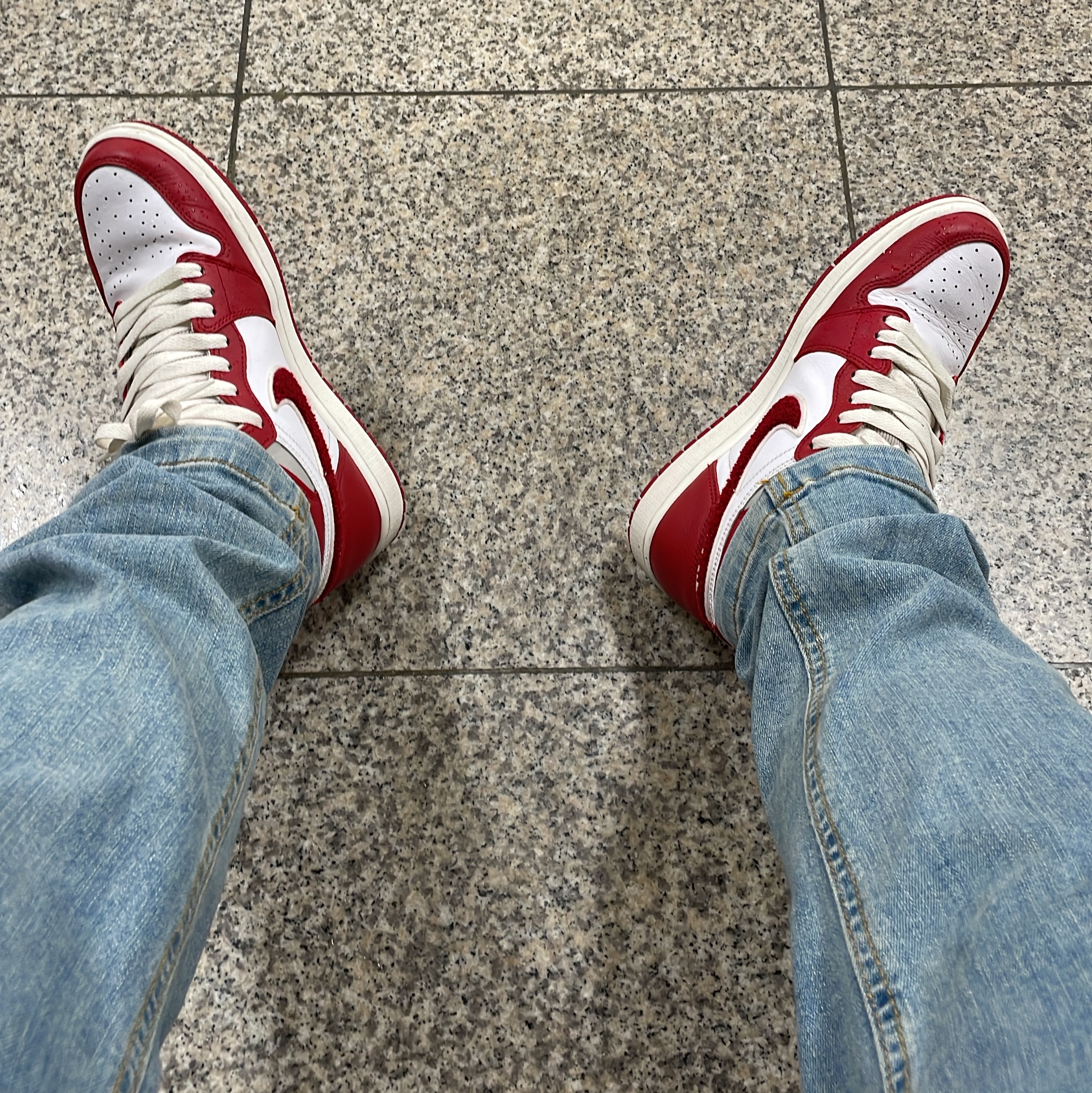 (W) Jordan 1 Retro High OG Varsity Red 착용 스타일