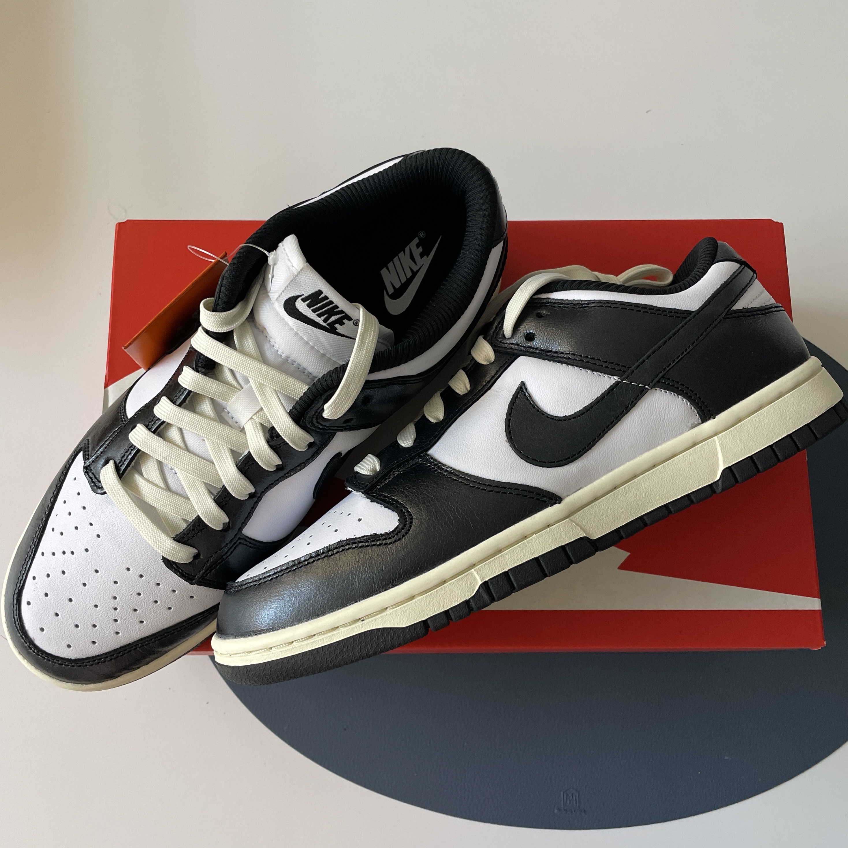 (W) Nike Dunk Low Vintage Black and White 착용 스타일 - 1