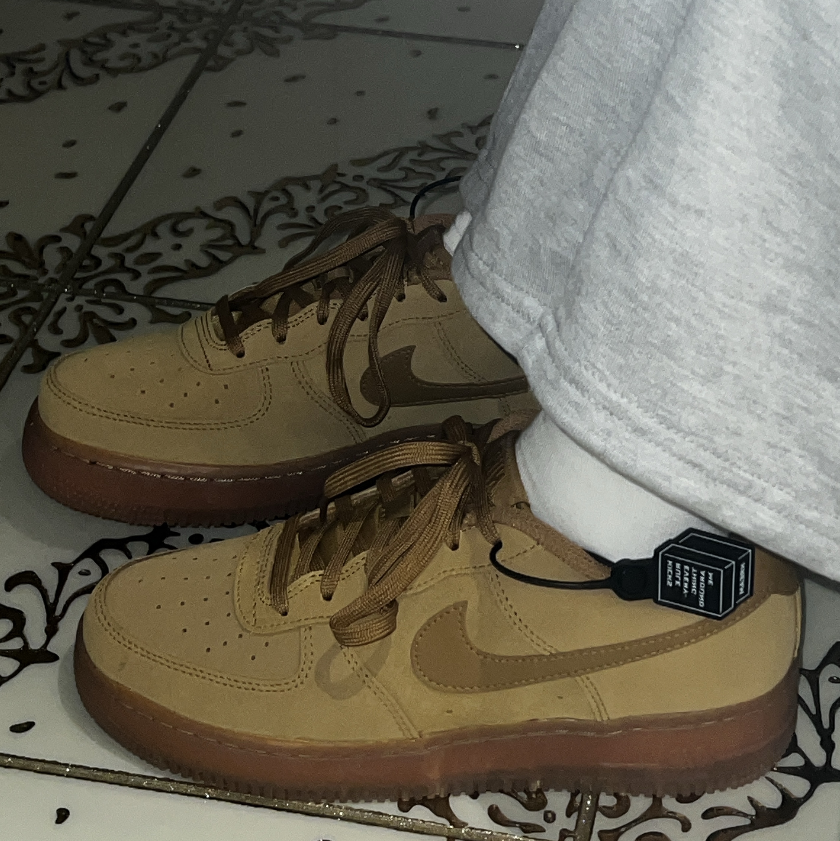 (GS) Nike Air Force 1 LV8 3 Wheat 착용 스타일 - 2