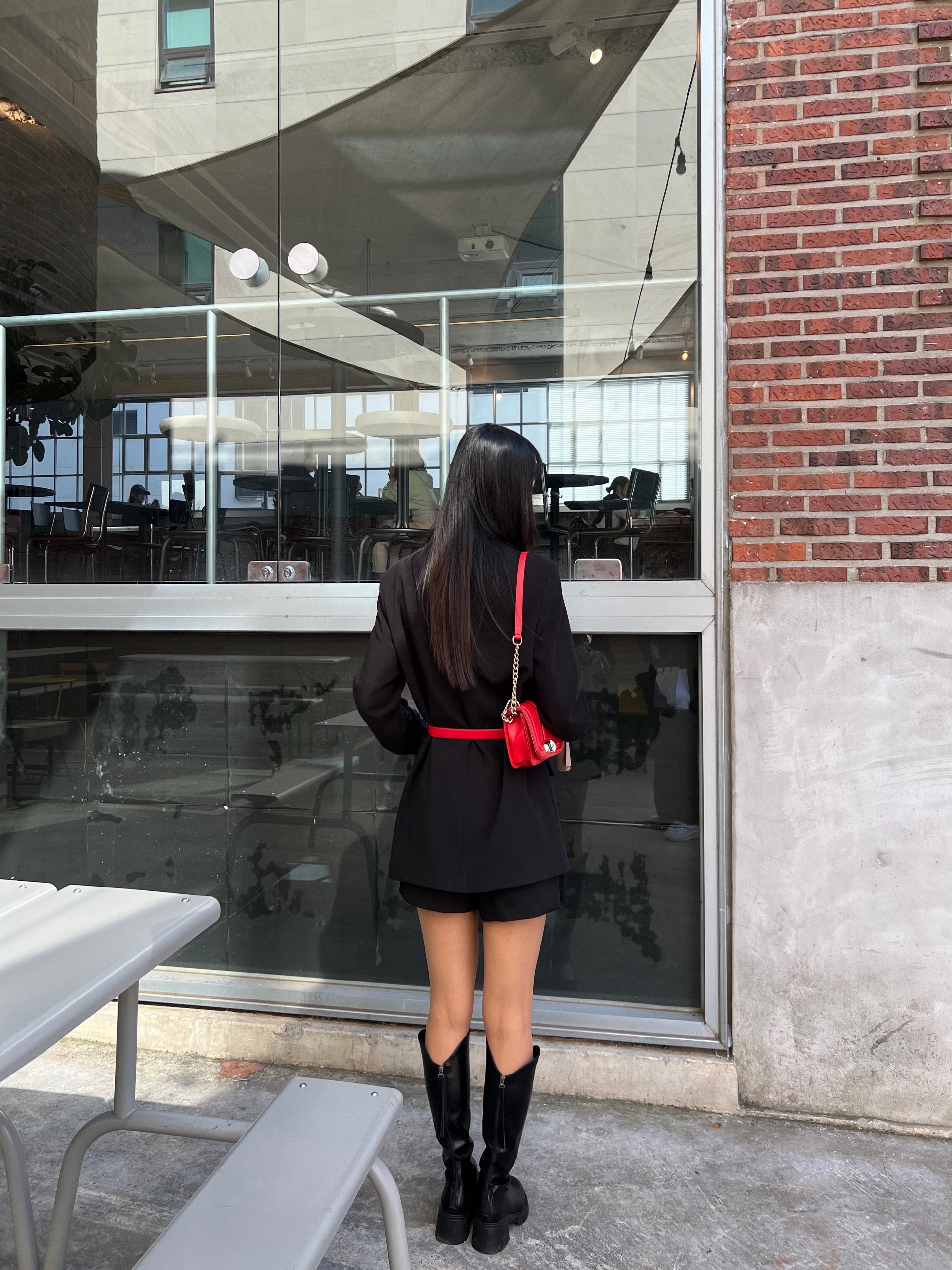(W) Valentino Reversible Vlogo Signature Belt In Glossy Calfskin 20mm Black Pure Red 착용 스타일 - 5