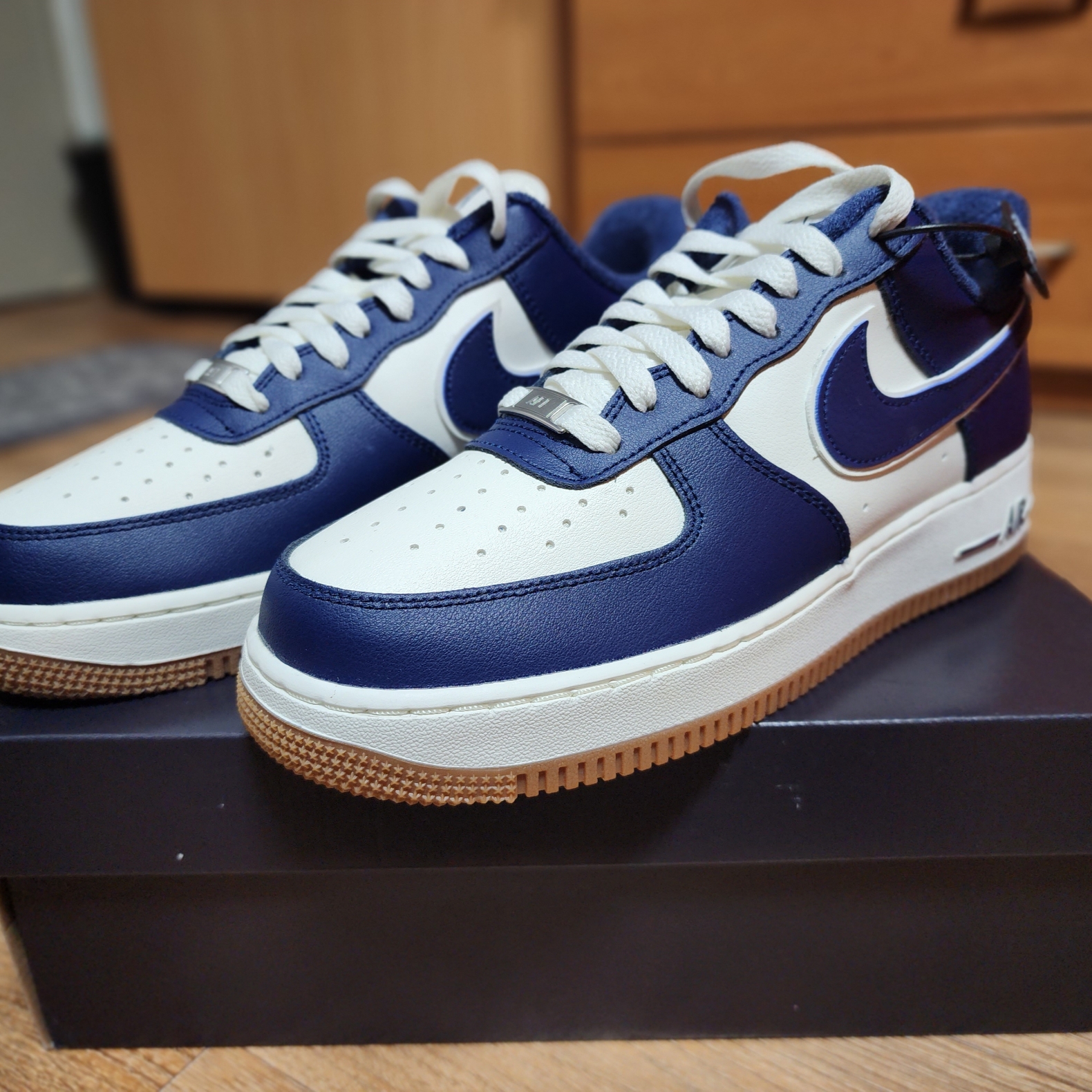 Nike Air Force 1 '07 LV8 Midnight Navy 착용 스타일 - 3