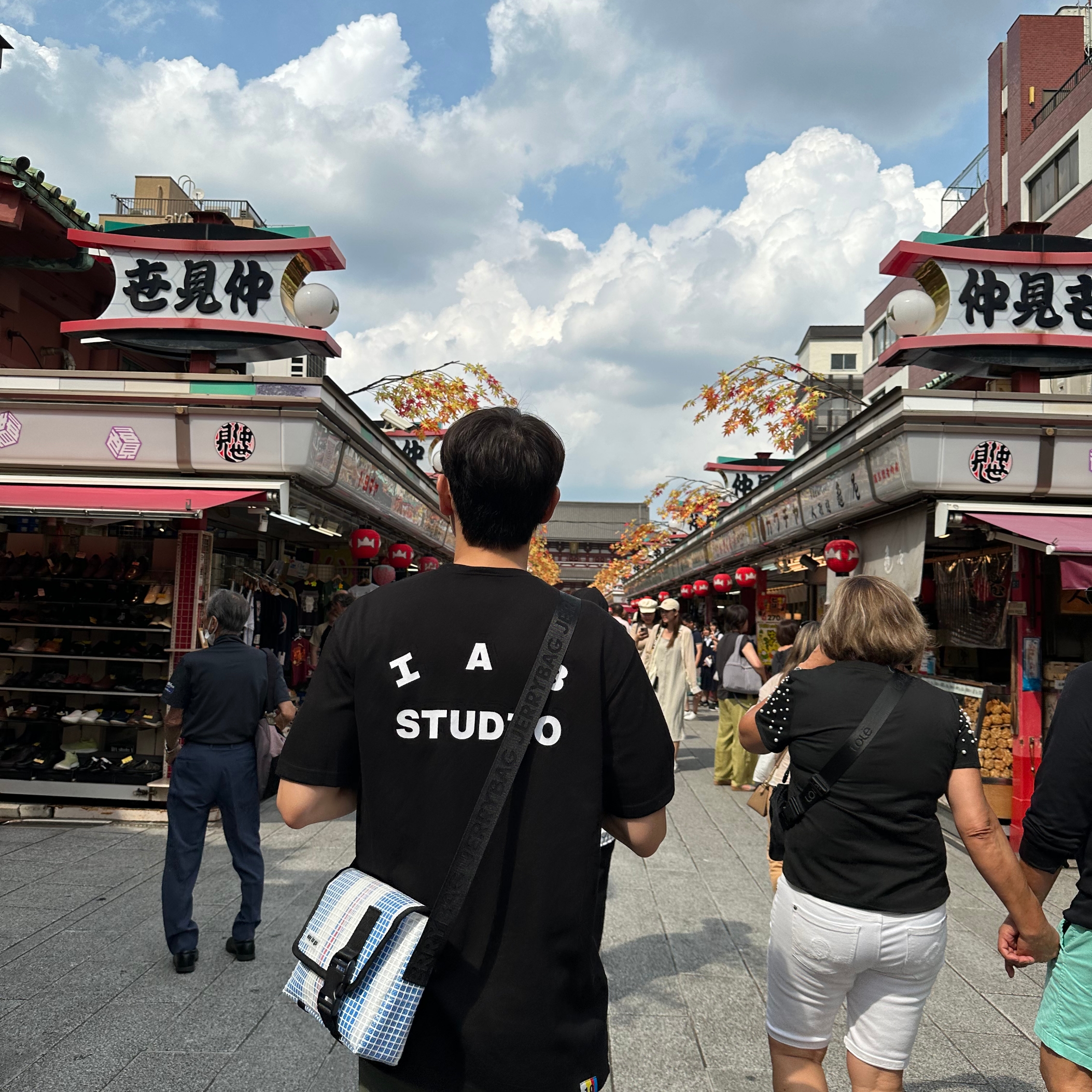 IAB Studio 10th Anniversary T-Shirt Black 착용 스타일