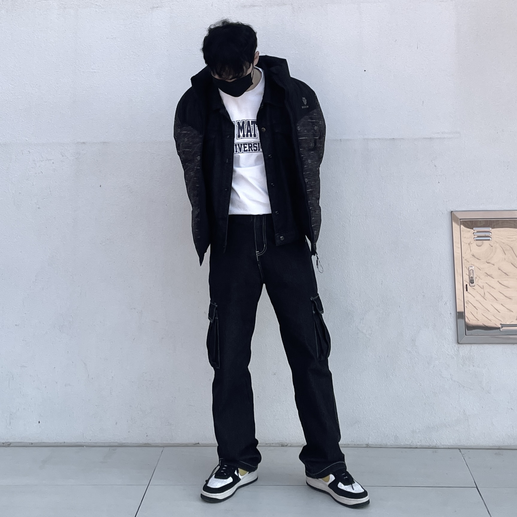 Nike Air Force 1 '07 LV8 Athletic Club Black Dark Sulfur 착용 스타일 - 3