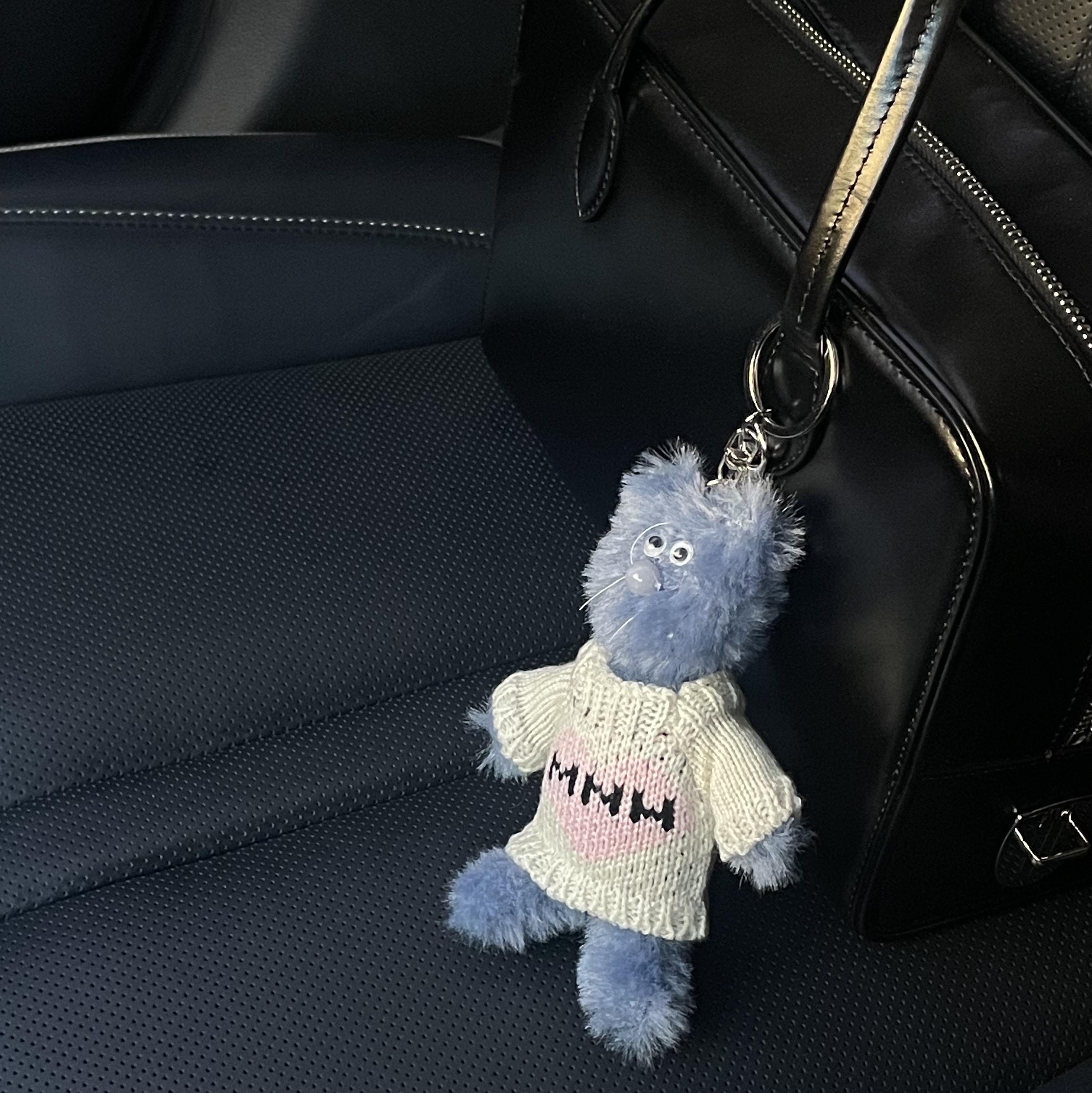 Monamhee Love Flexy Keyring Blue 착용 스타일