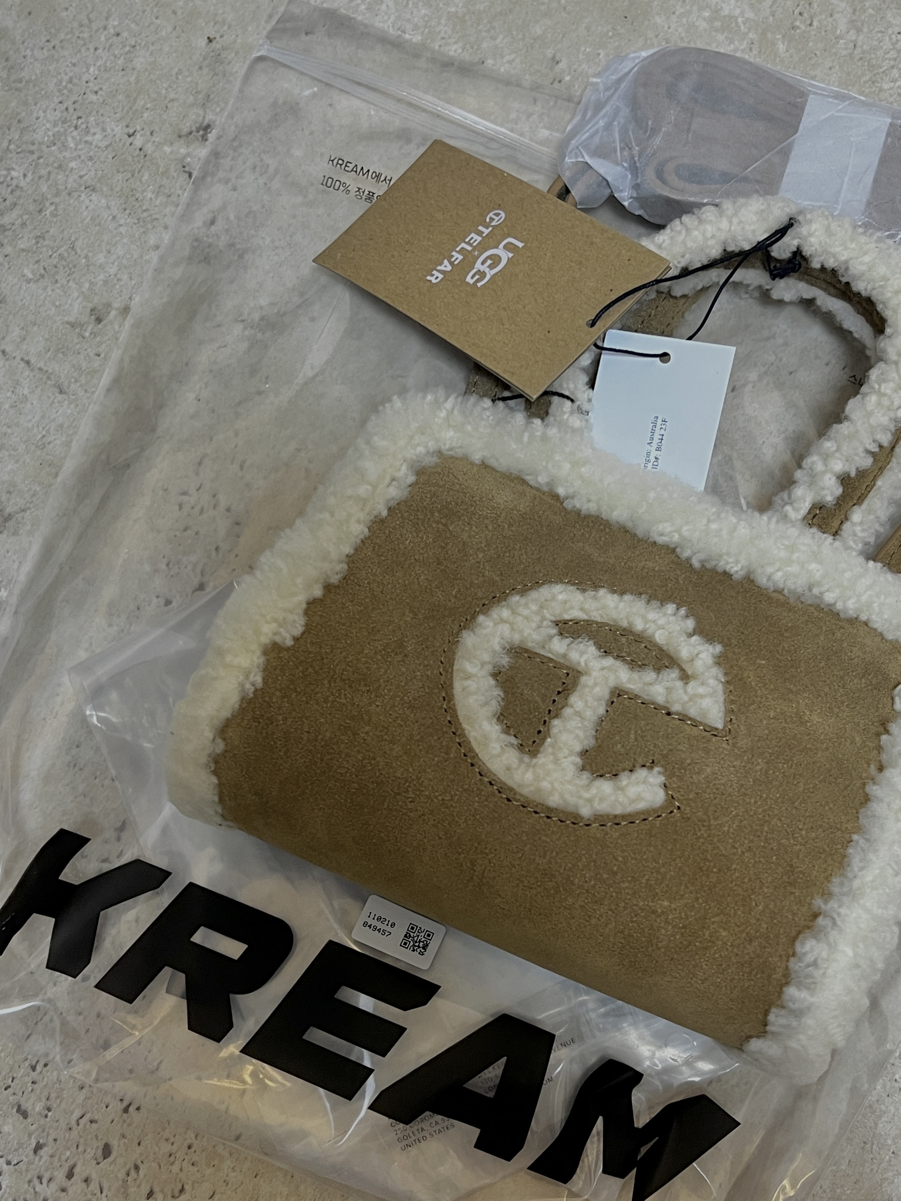 Telfar x UGG Small Shopping Bag Chestnut 착용 스타일