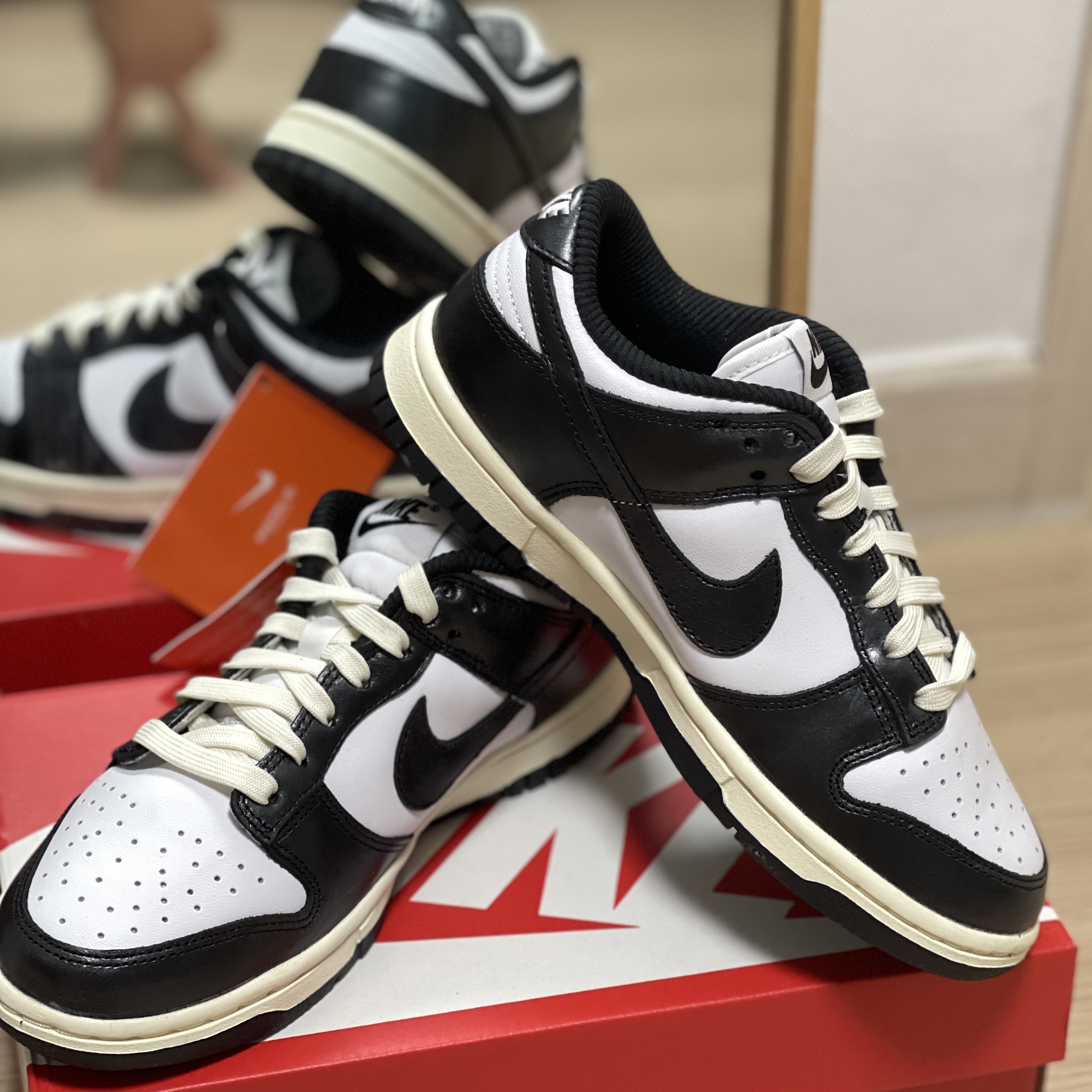 (W) Nike Dunk Low Vintage Black and White 착용 스타일 - 1