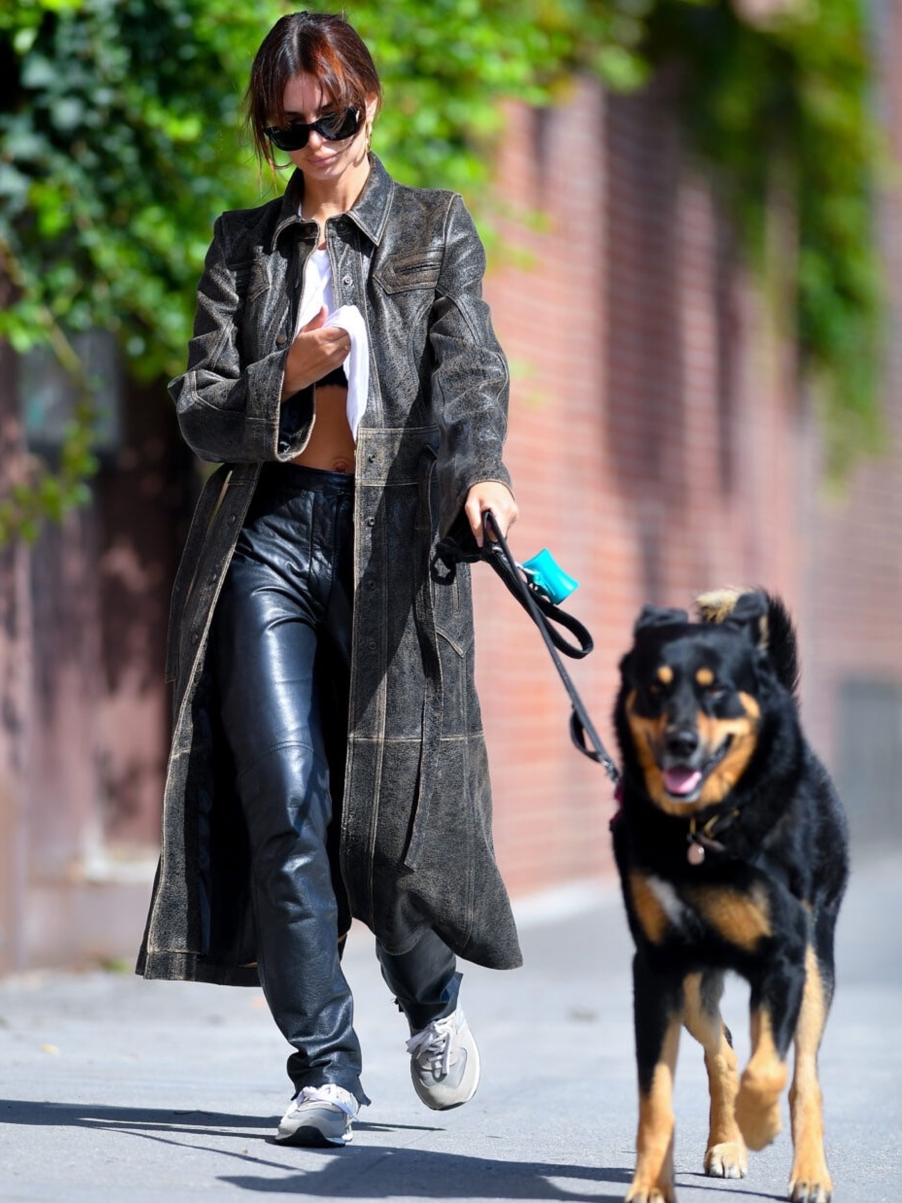 Loewe Medium Squeeze Bag in Nappa Lambskin Black, (W) Nike Zoom Vomero 5 Light Iron Ore Earth Fossil 착용 스타일 - 3