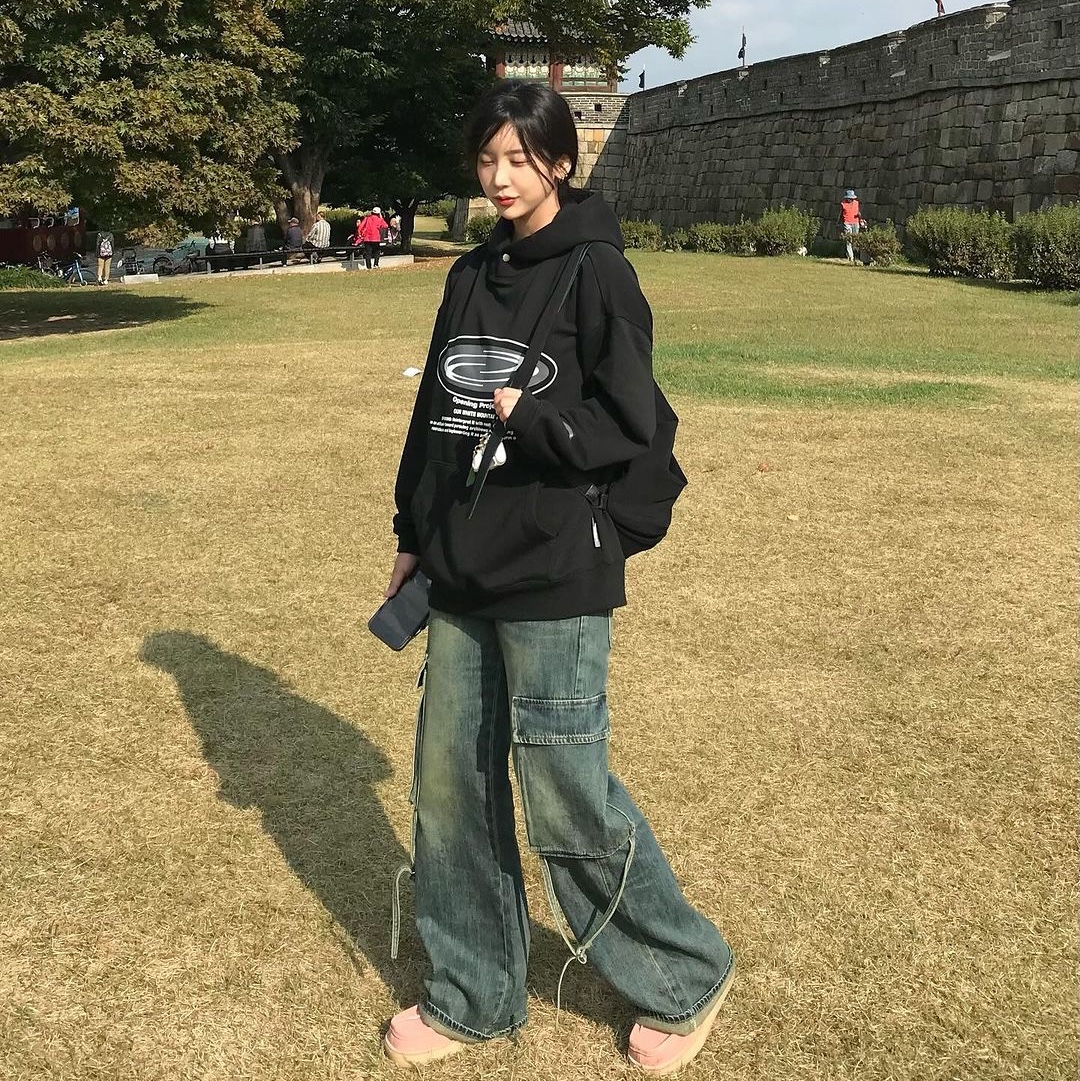 Opening Project Oval Logo Hoodie Charcoal, Opening Project Oval Logo Hoodie Black 착용 스타일 - 1