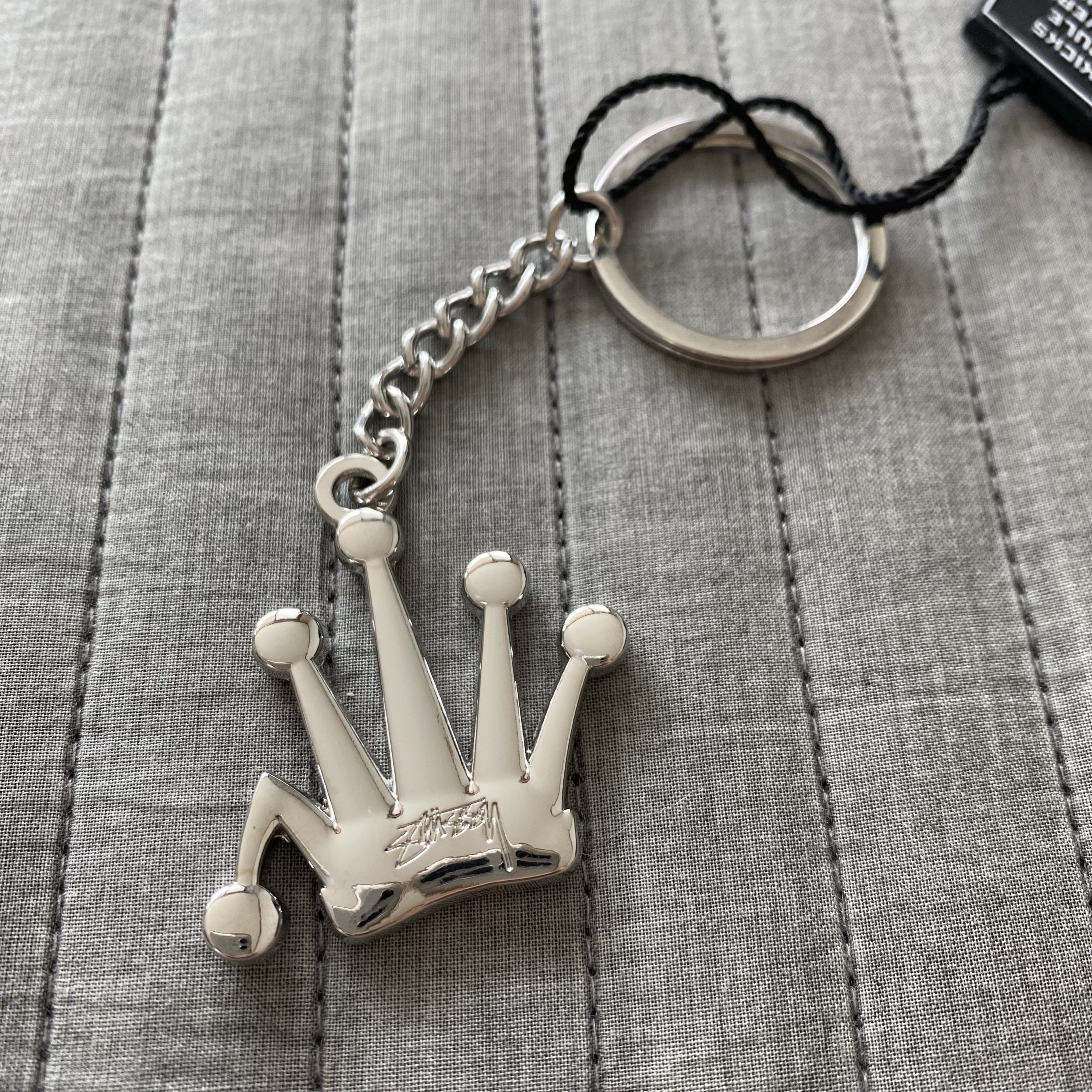 Stussy Metal Bent Crown Keychain Silver 착용 스타일