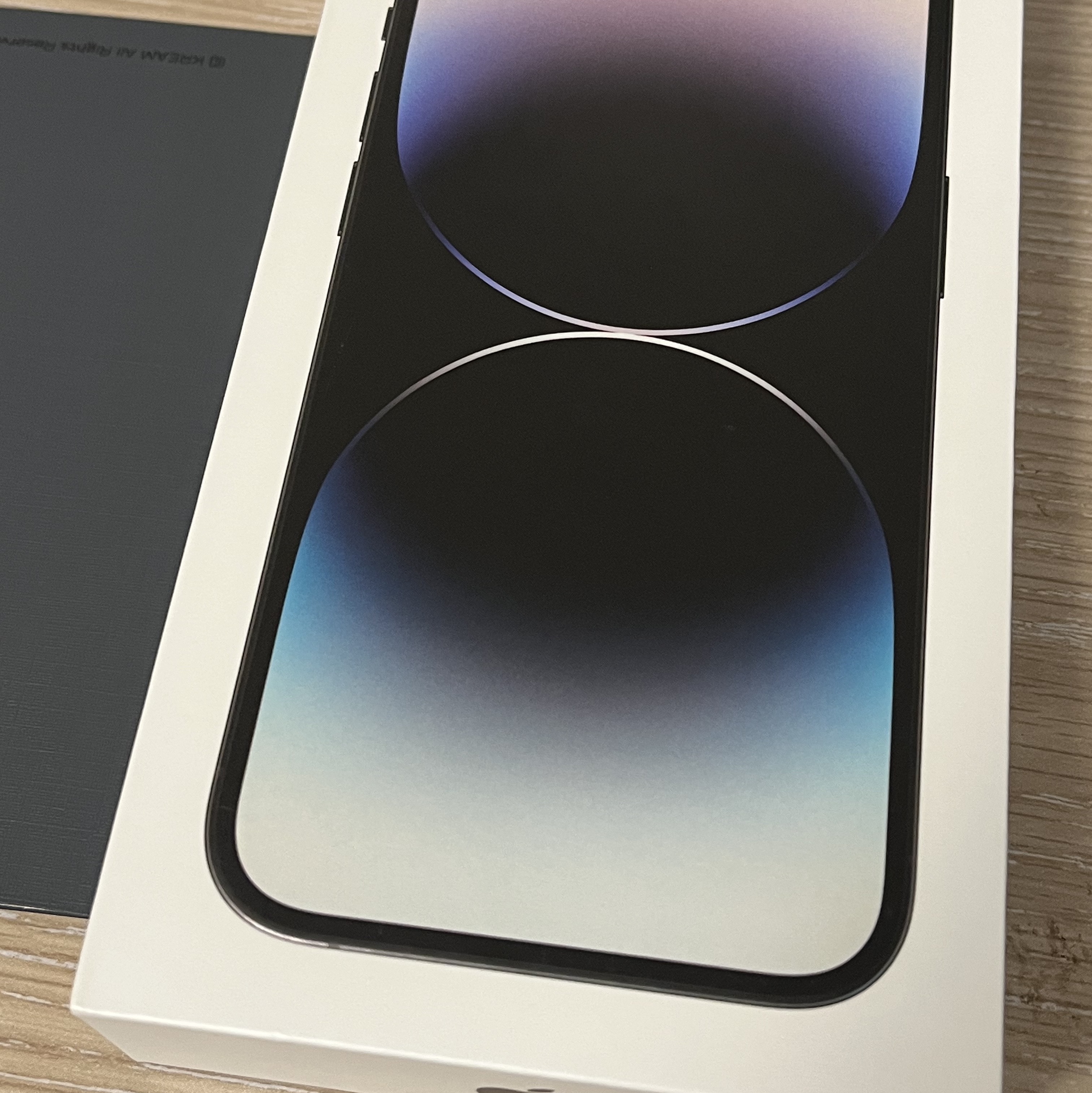 Apple iPhone 14 Pro 128GB Space Black (Korean Ver.) 착용 스타일 - 1