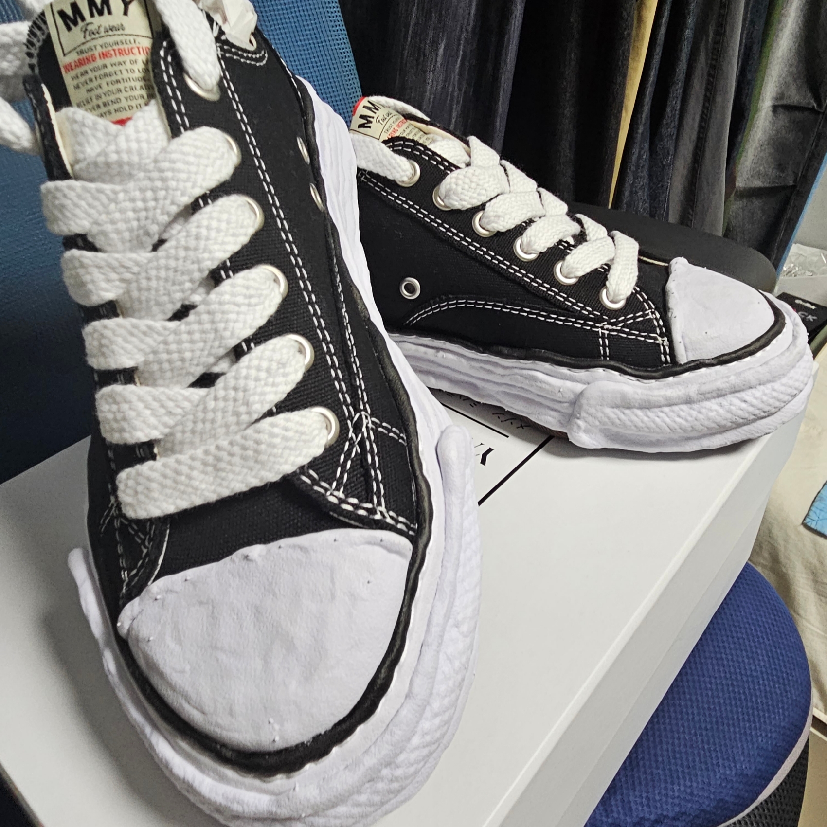 Maison Mihara Yasuhiro Peterson23 OG Sole Canvas Low-top Sneakers Black 착용 스타일