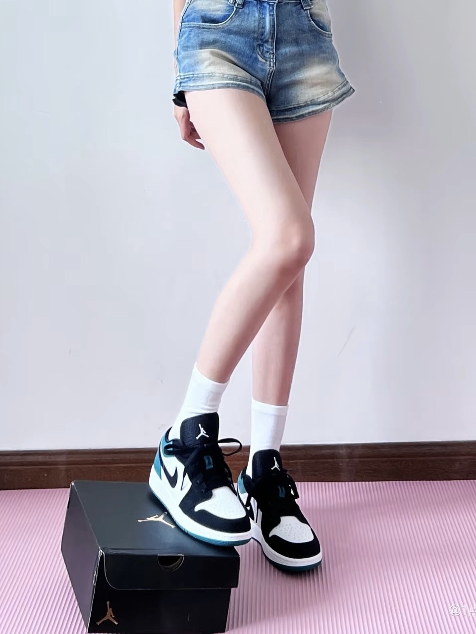 (GS) Jordan 1 Low Black Mystic Green 착용 스타일 - 3