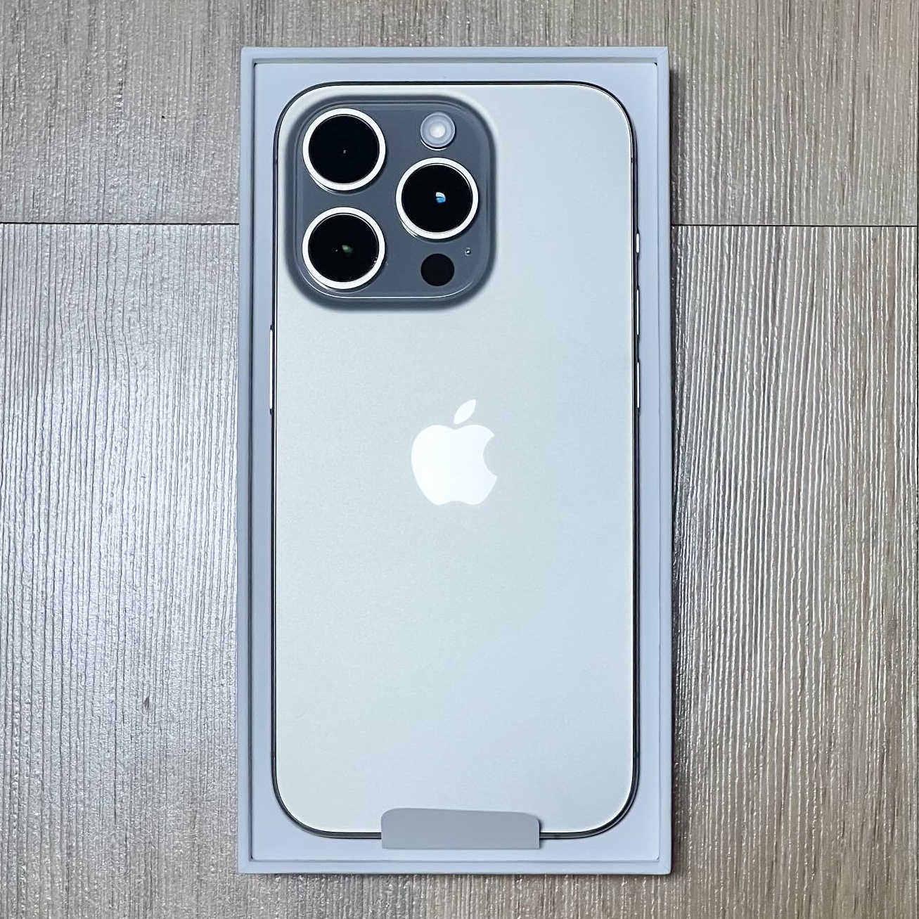 Apple iPhone 15 Pro 512GB Natural Titanium (Korean Ver.) 착용 스타일 - 2