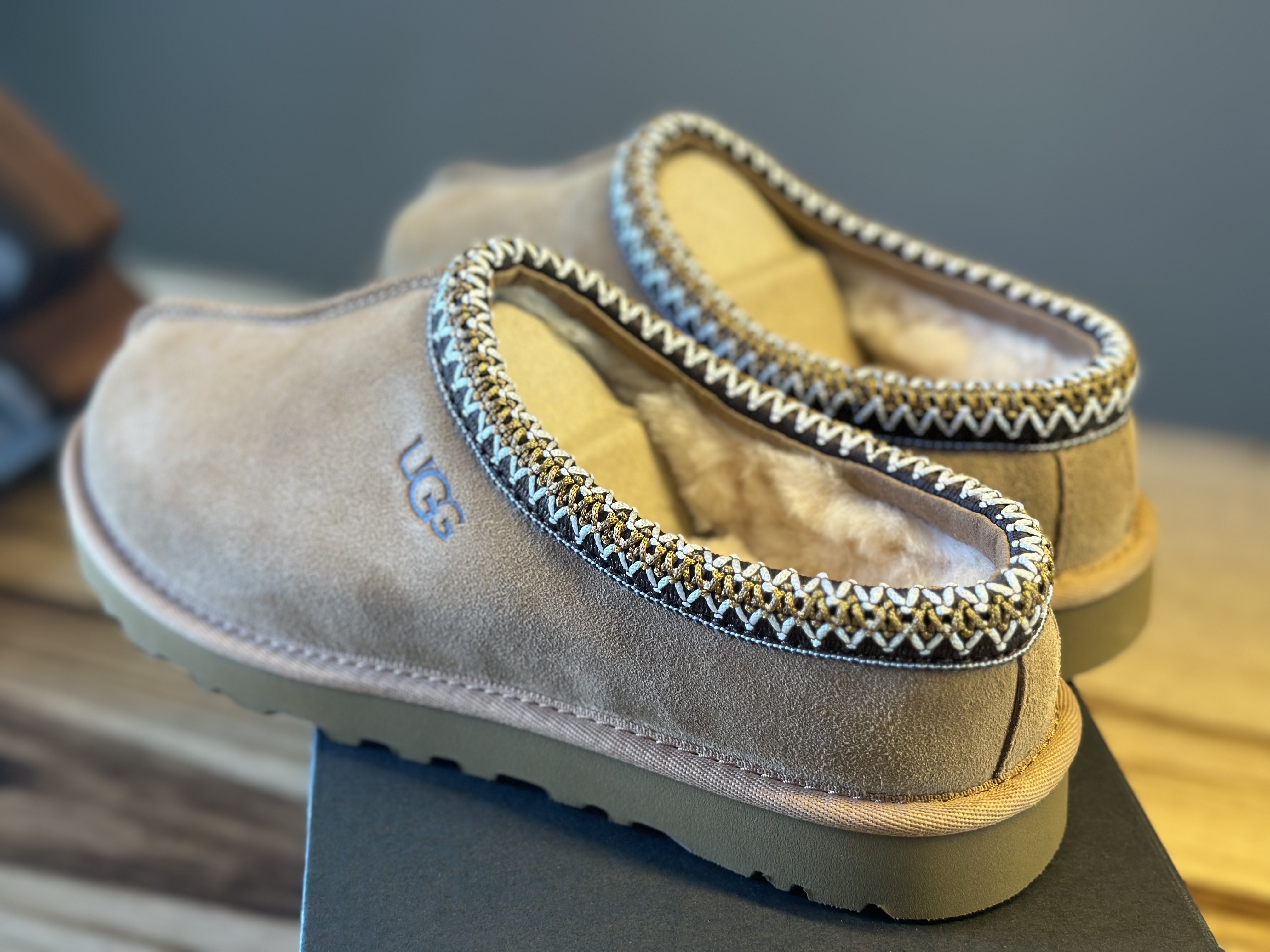 UGG Tasman Slipper Chestnut 착용 스타일 - 4