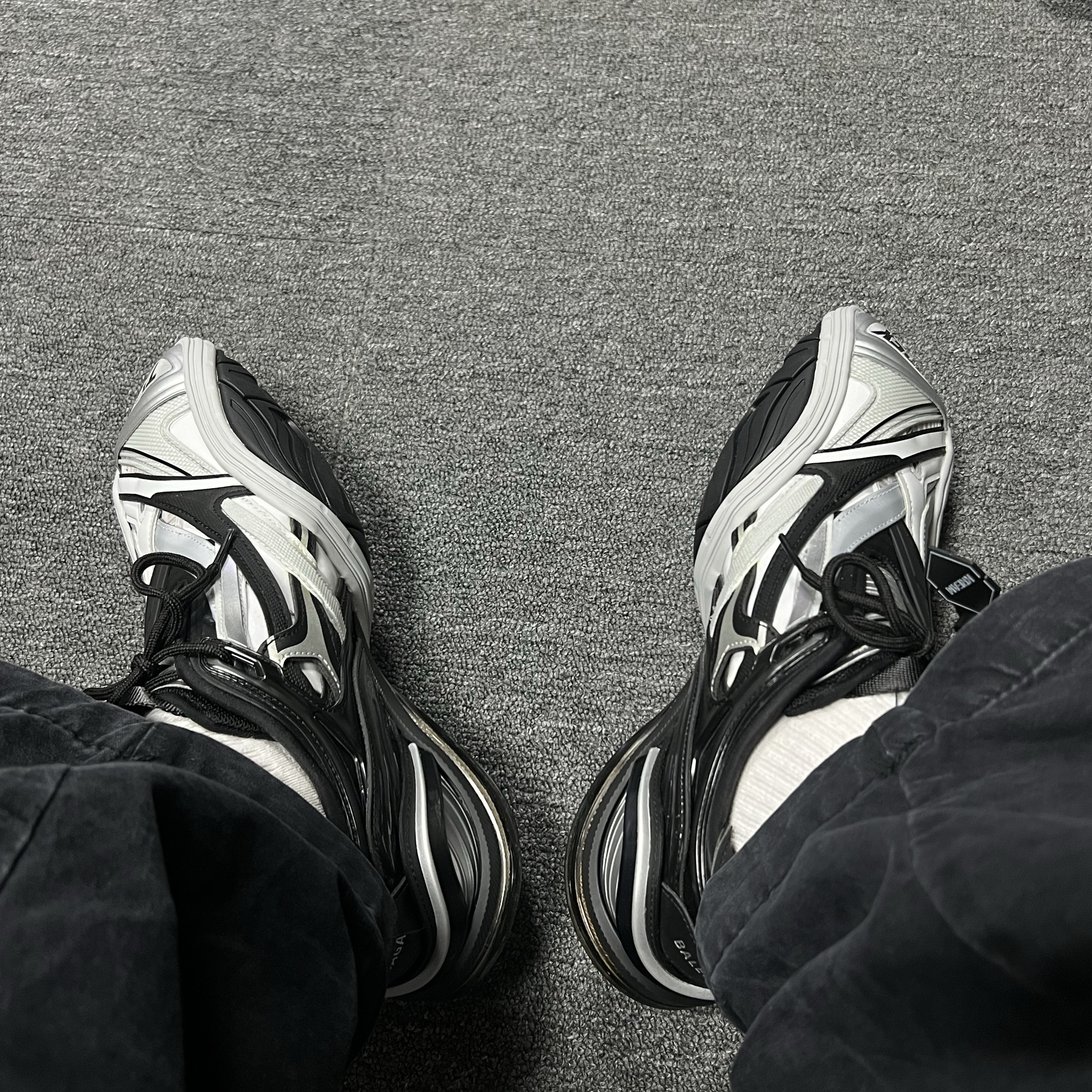 Balenciaga Tyrex Sneakers Black Grey 착용 스타일 - 1