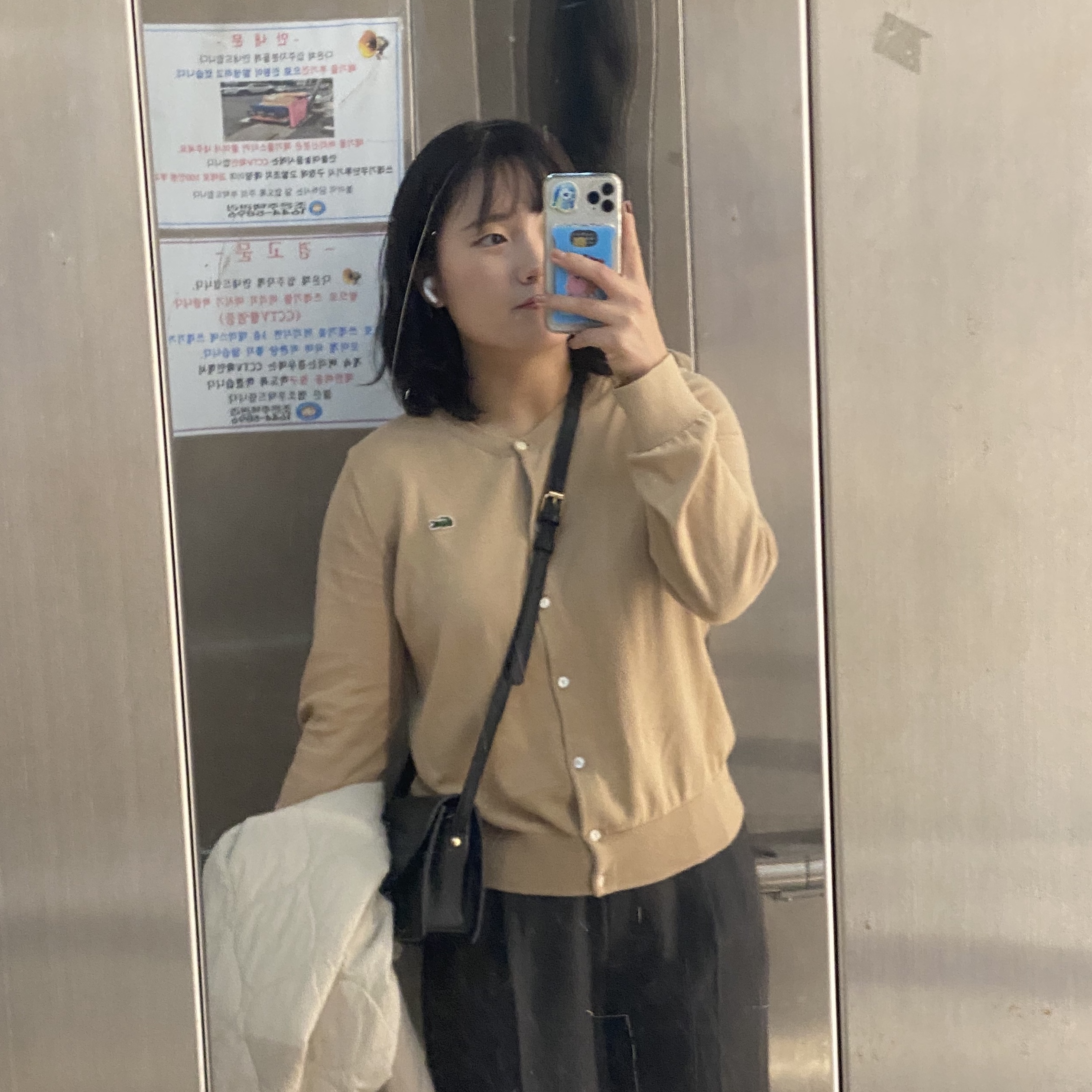 (W) Lacoste Basic Crewneck Cardigan Beige 착용 스타일